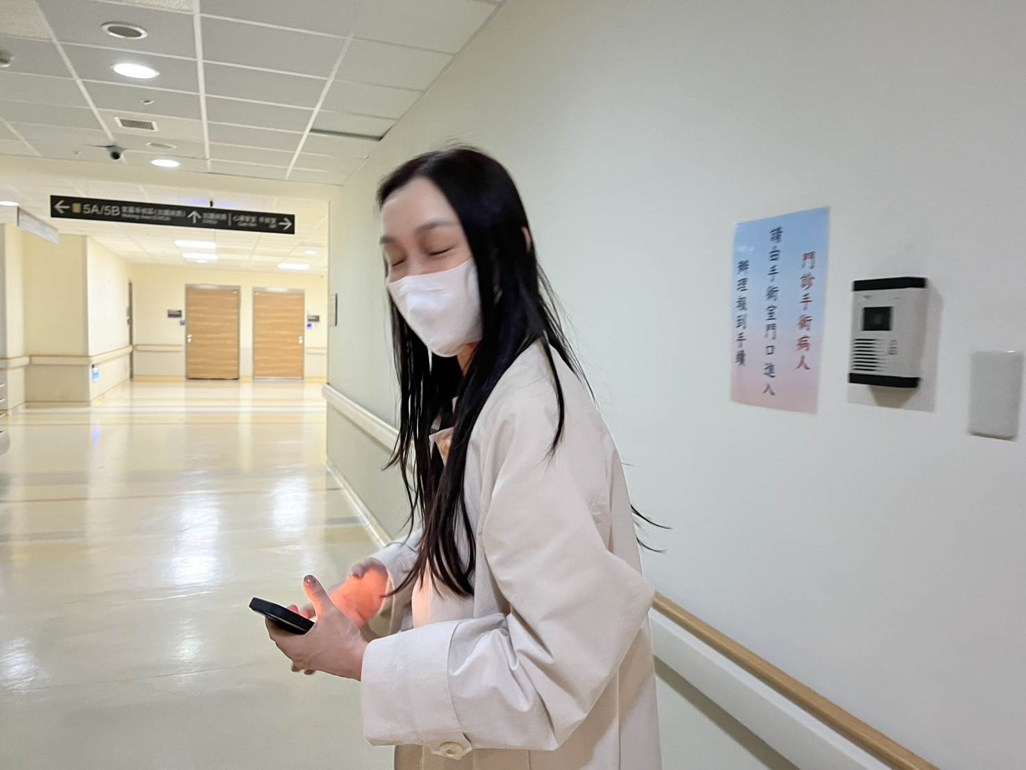 范瑋琪再度現身黑人加護病房外。（圖／讀者提供）