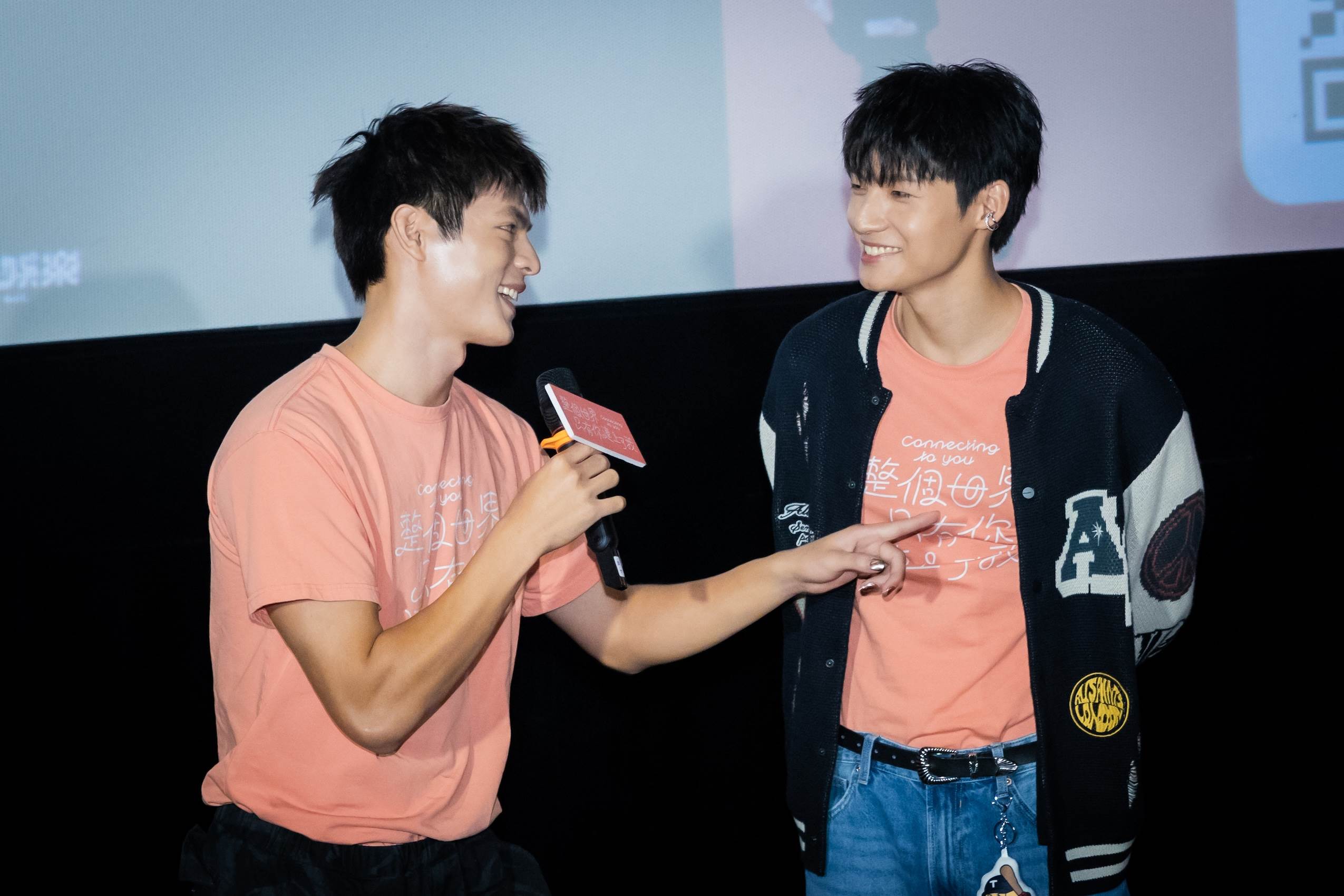 邱以太（左）與劉育仁（右）重演「關係確定」的畫面 。（圖／瀚草文創）