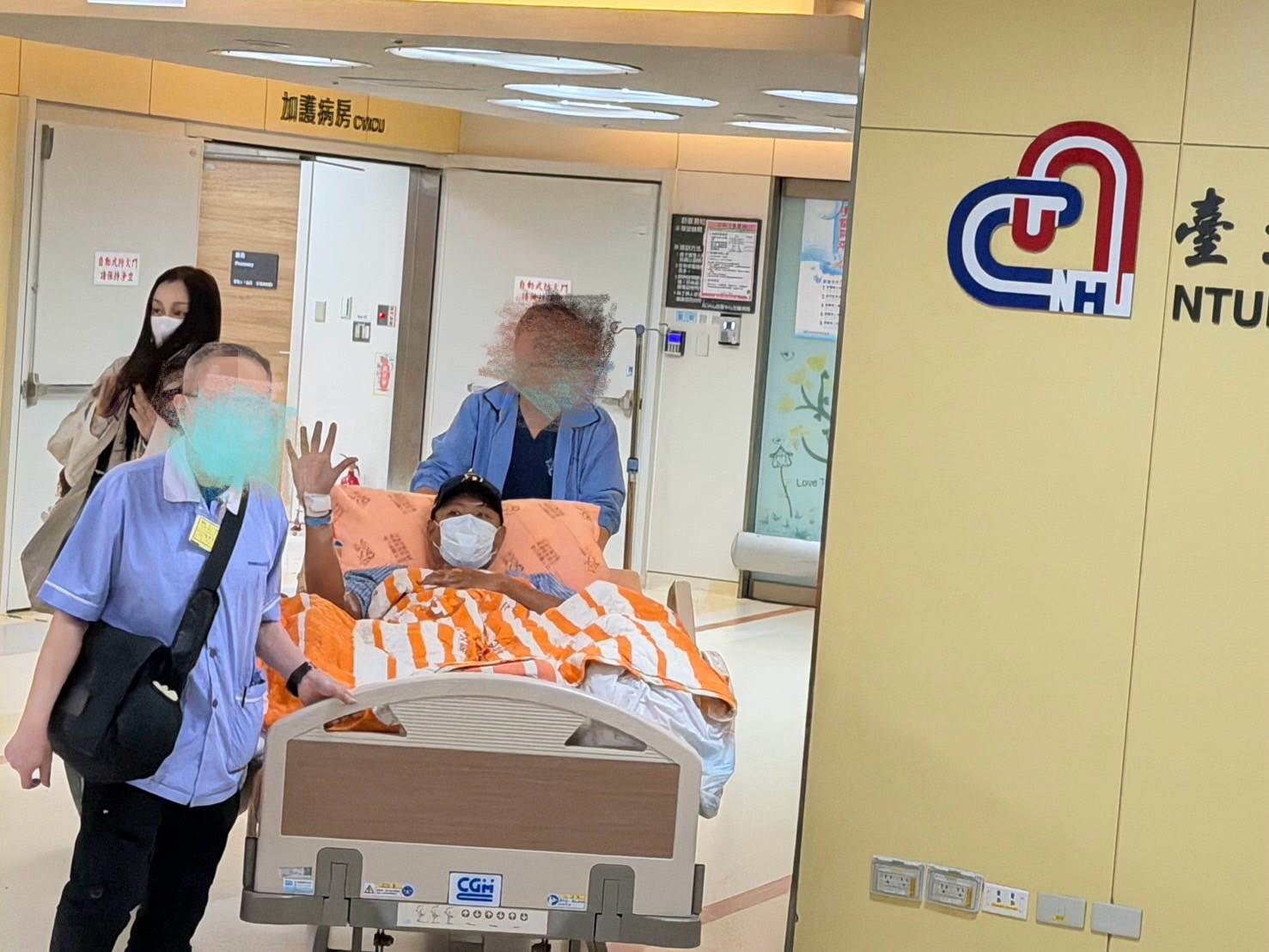 黑人與范范從加護病房離開，轉往普通病房。（圖／記者沈芳宇攝）
