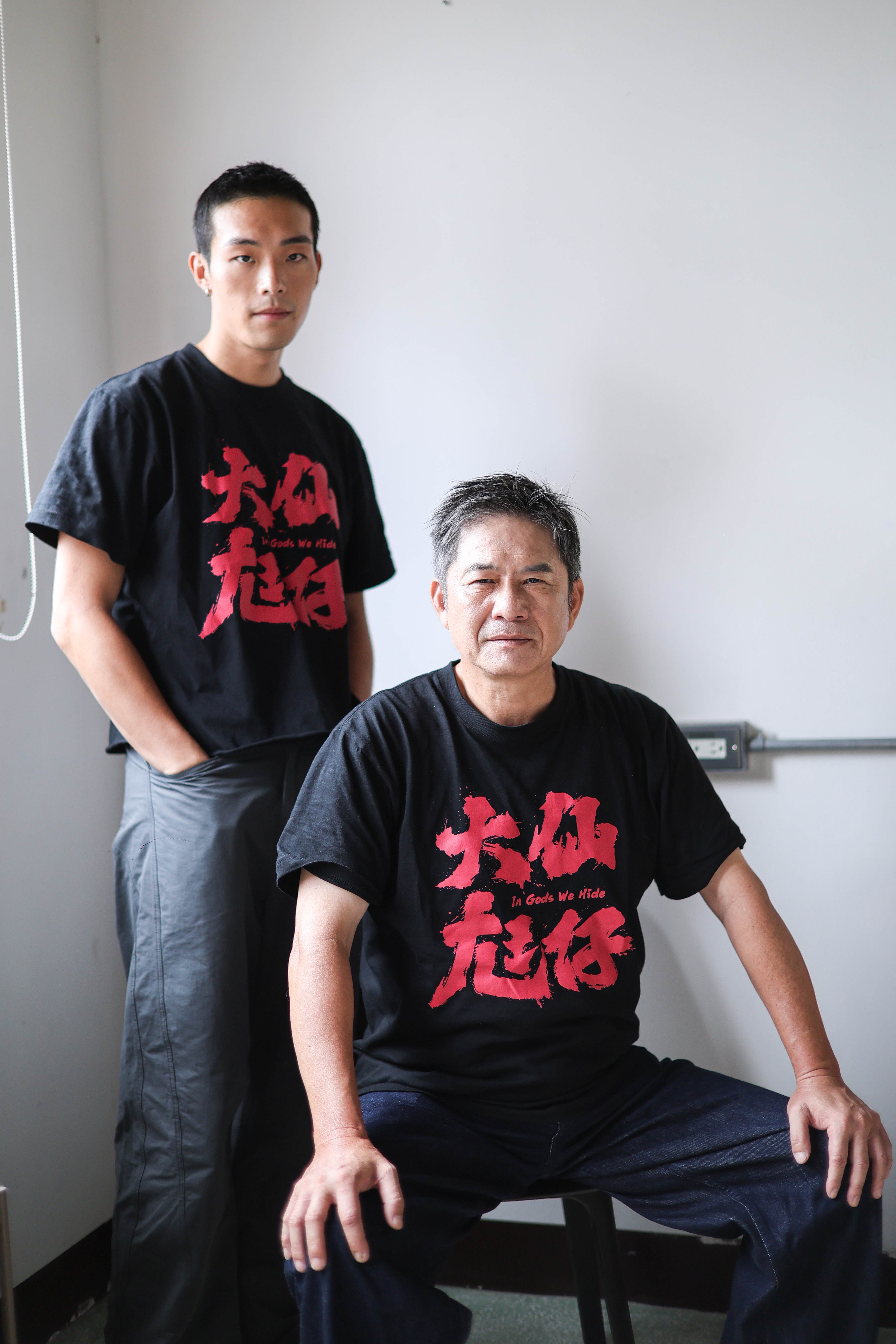 洪都拉斯與牧森因戲培養出好感情，兩人假裝成嚴肅的父子。（圖／東森娛樂）
