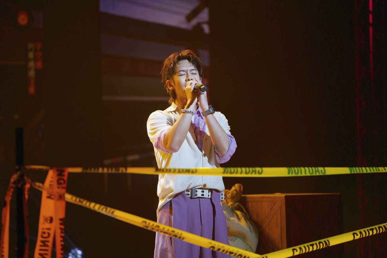 鼓鼓帶來新曲〈警戒線〉，並宣布12月26日將於北流舉辦個人演唱會。（圖／年代提供）