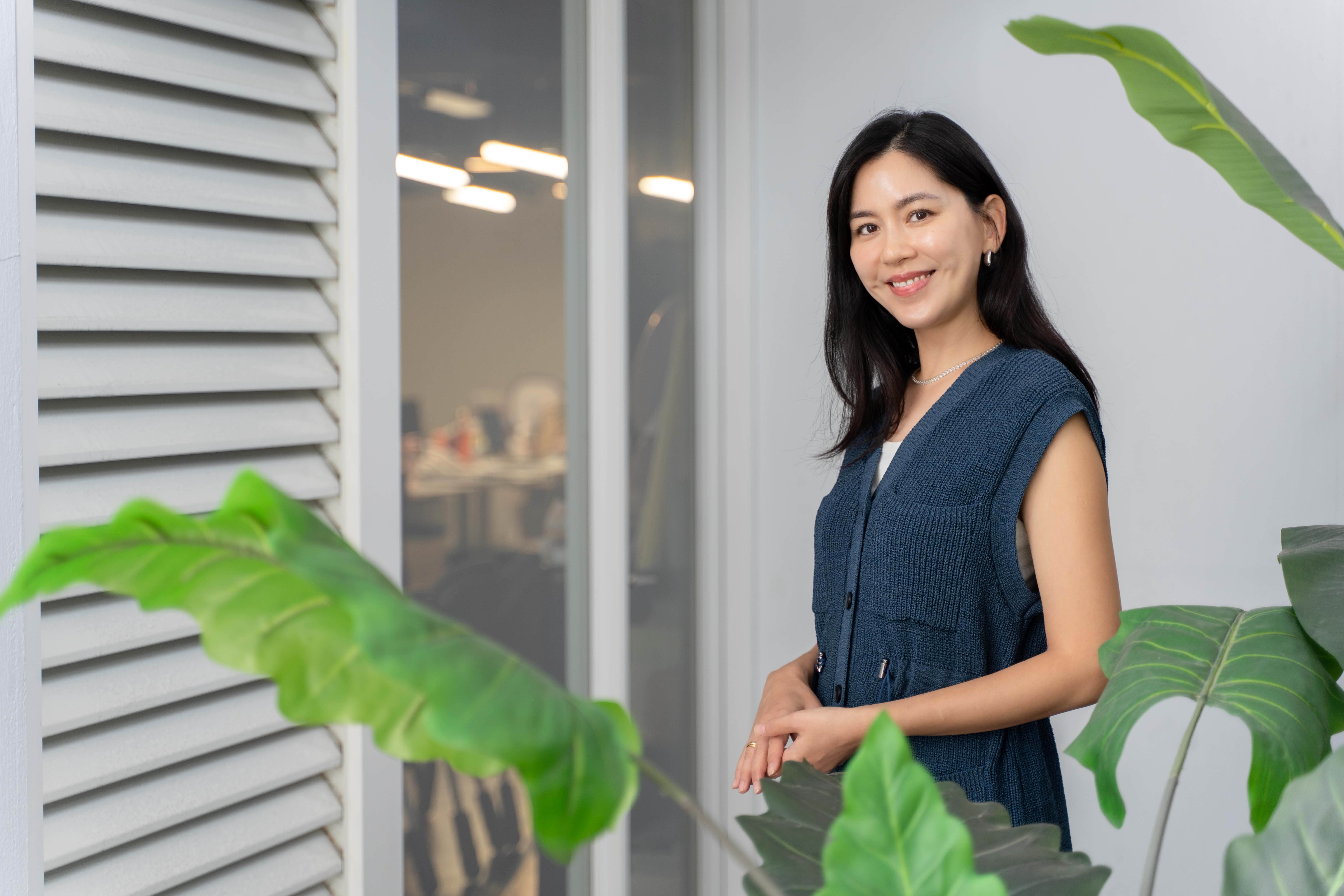 張家慧飾演陳卿子，用溫柔的笑容和耐心安撫病人，化解就醫的焦慮。（圖／大愛）