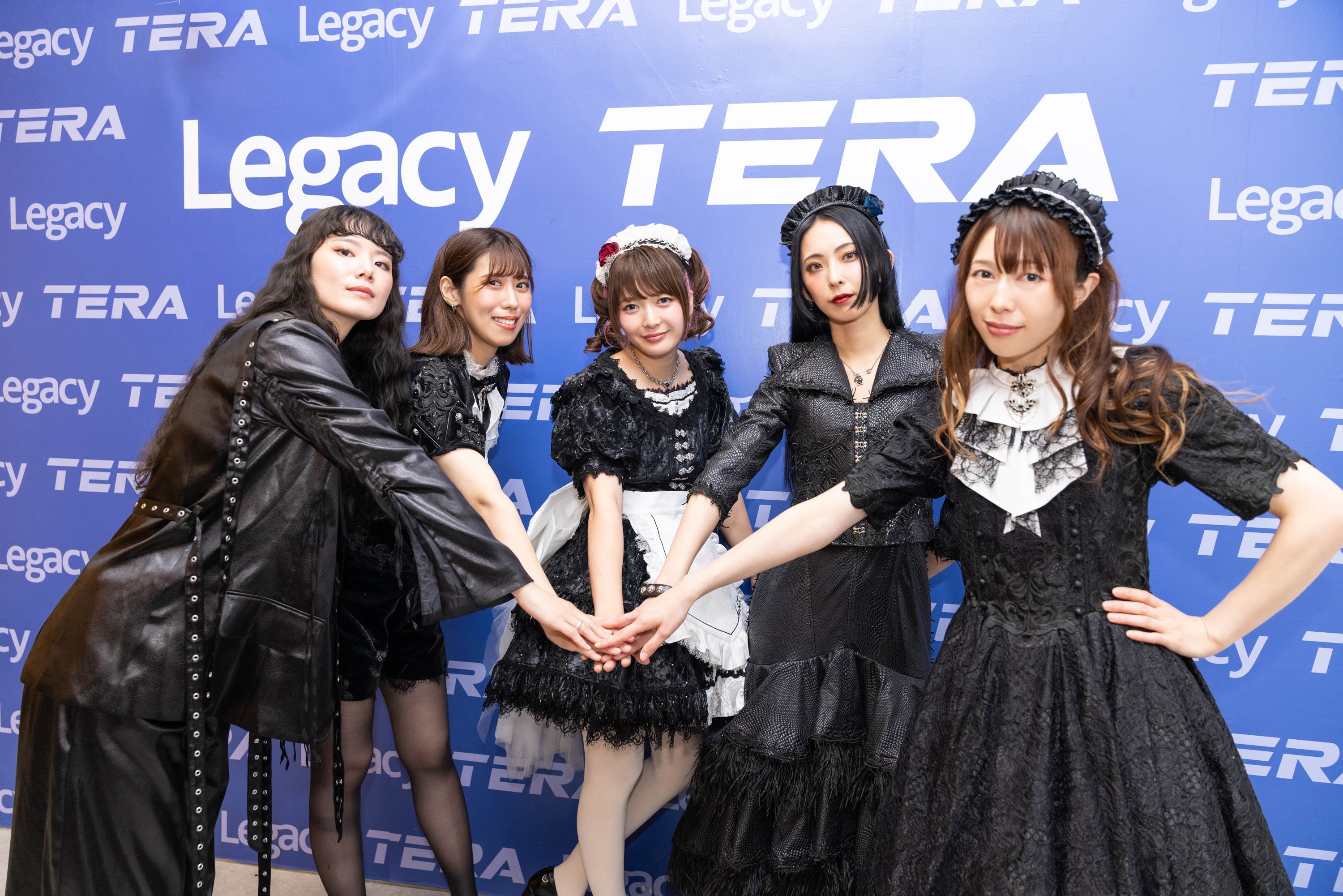 日本搖滾樂團樂團BAND-MAID（左起：MISA、AKANE、小鳩MIKU、 SAIKI、KANAMI）。（圖／Welcome Music提供）