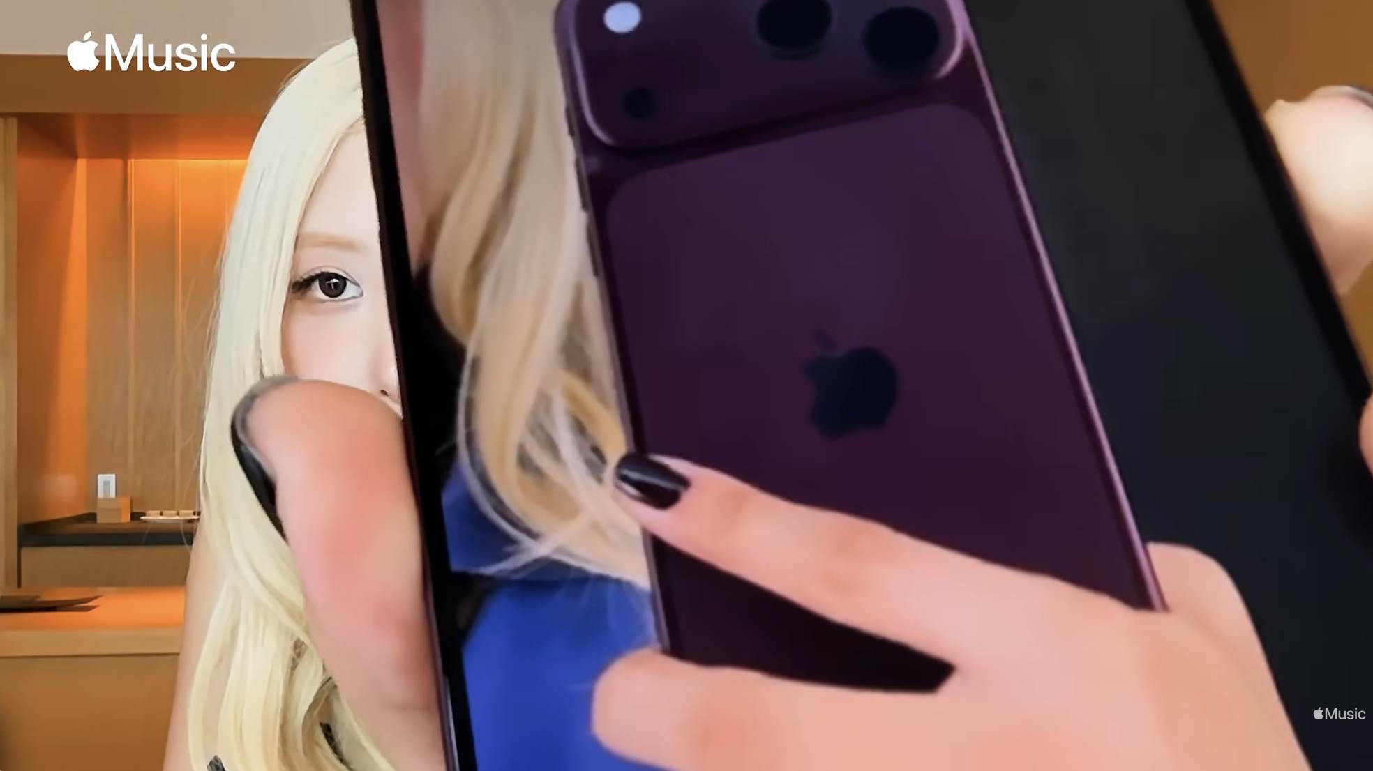 Rosé拿的iPhone看起來很假，主要是調整了手指頭和手機背後的指紋。（圖／翻攝自Apple Music YouTube）