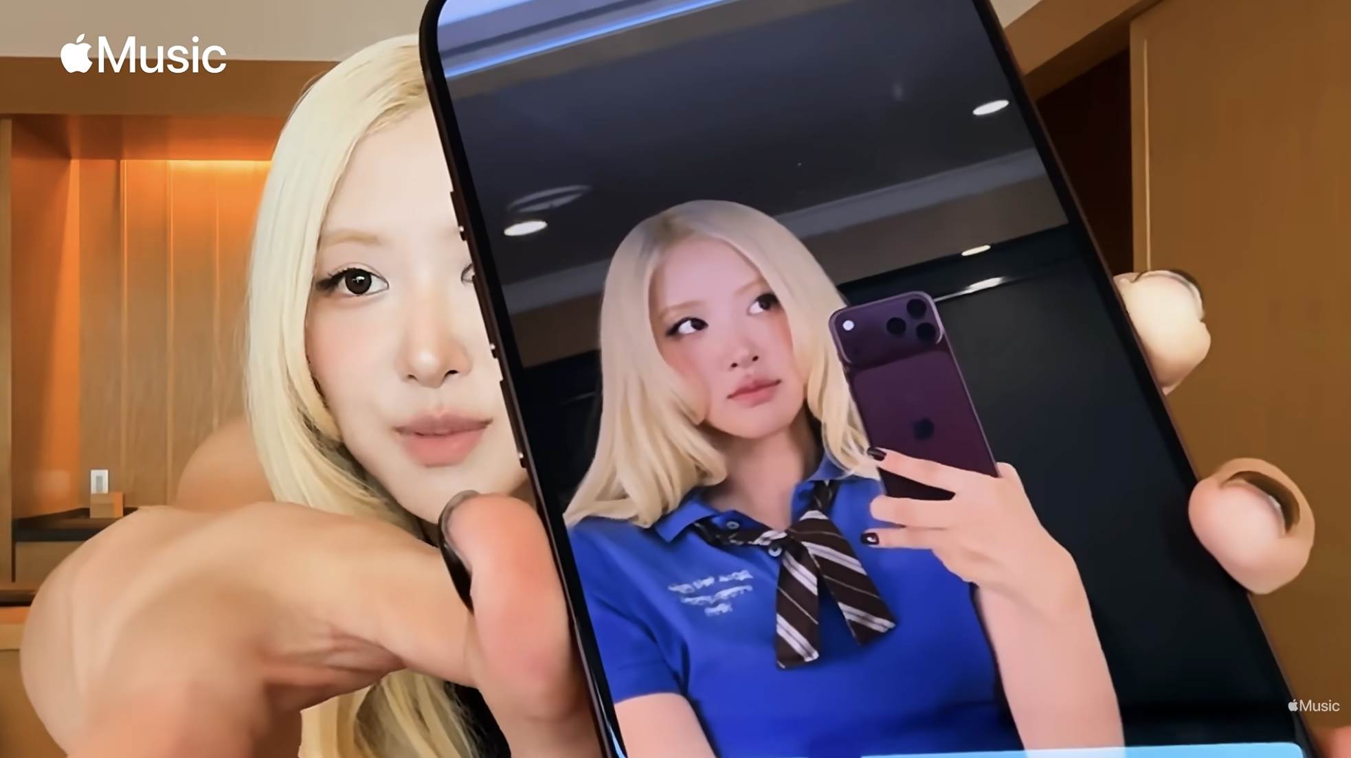 Rosé拿的iPhone看起來很假，主要是調整了手指頭和手機背後的指紋。（圖／翻攝自Apple Music YouTube）