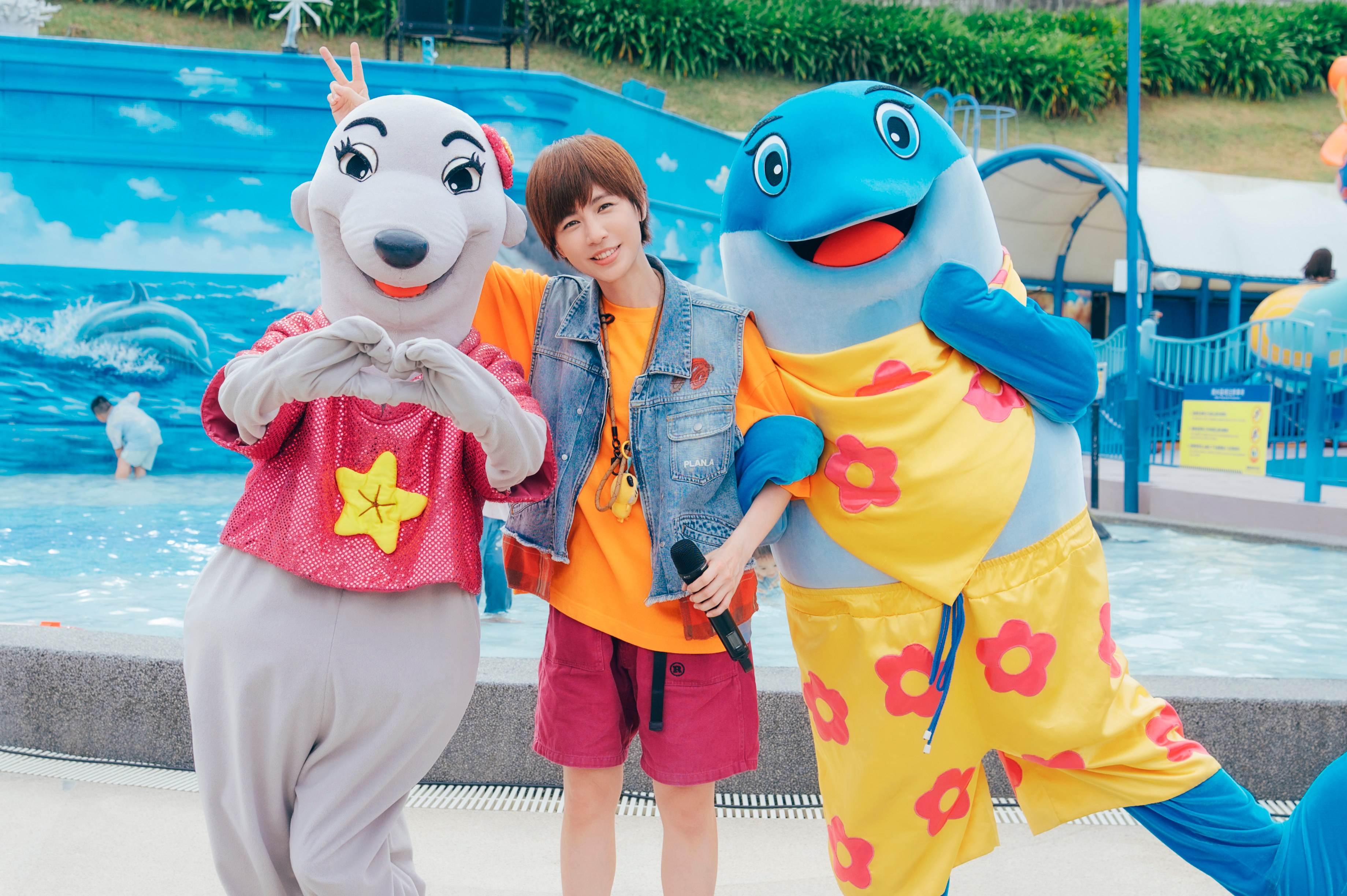 小魏與海洋公園人氣吉祥物海豚大哥Donny、海獅姐姐Sissy一起帶來精彩演出。（圖／相信音樂提供）