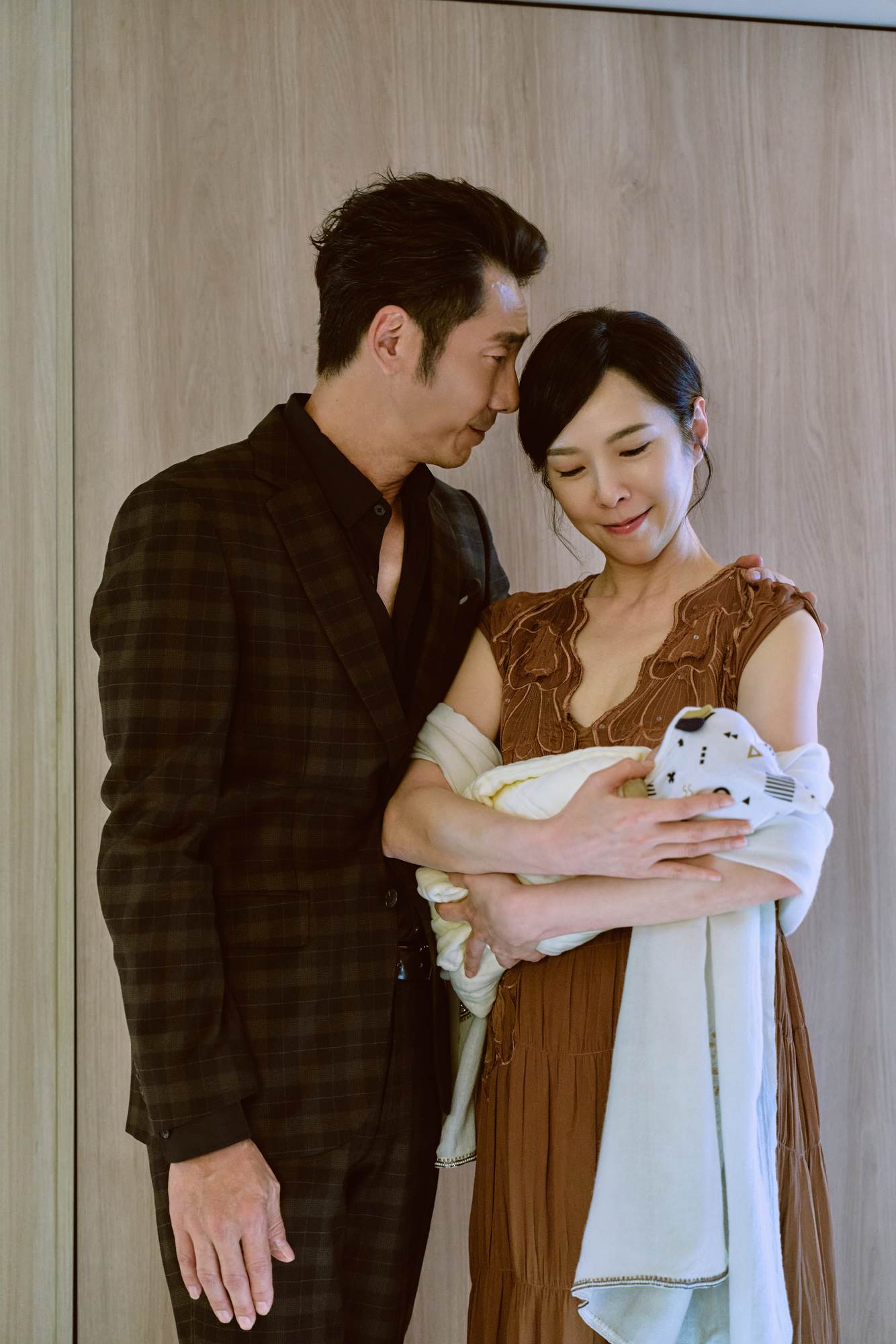 飾演黑道夫妻檔的天心（右）、李李仁用盡心思求子。（圖／文策院、四方四隅）