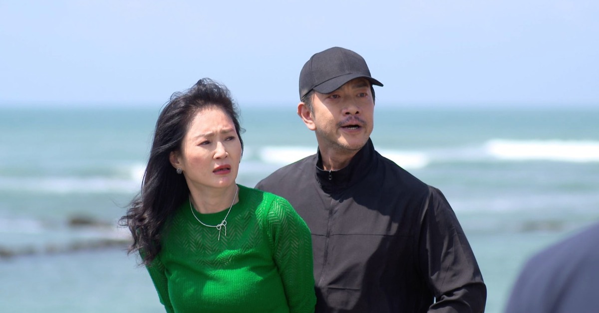 江俊翰在《豆腐媽媽》持槍挾持李之勤飾演的秀萍。（圖／民視）