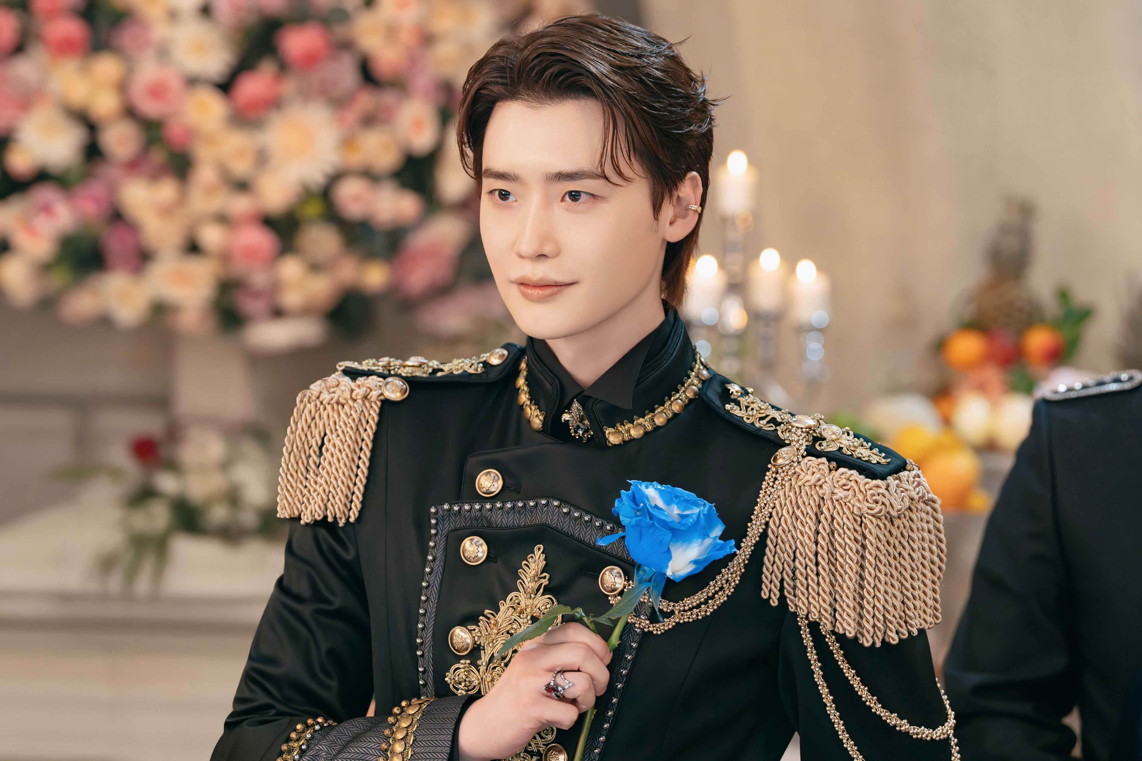 《再婚皇后》李鍾碩飾演西王國王子海因里。（圖／Disney+提供）