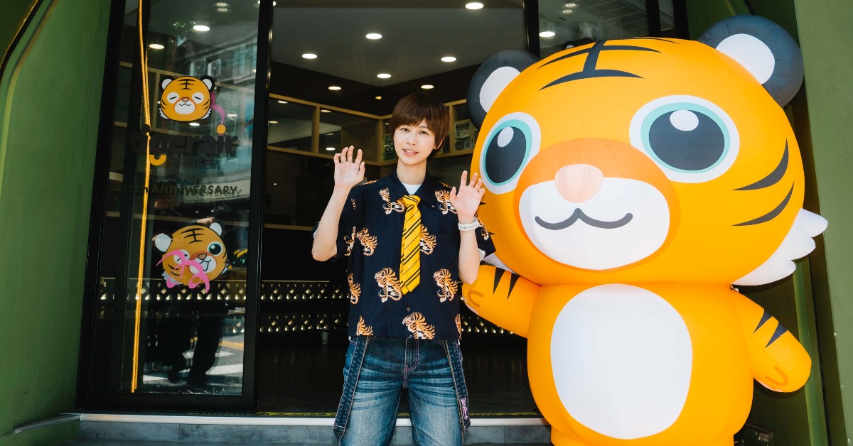 小魏魏嘉瑩擔任虎航Ｘ一沐日一日店長。（圖／相信音樂提供）