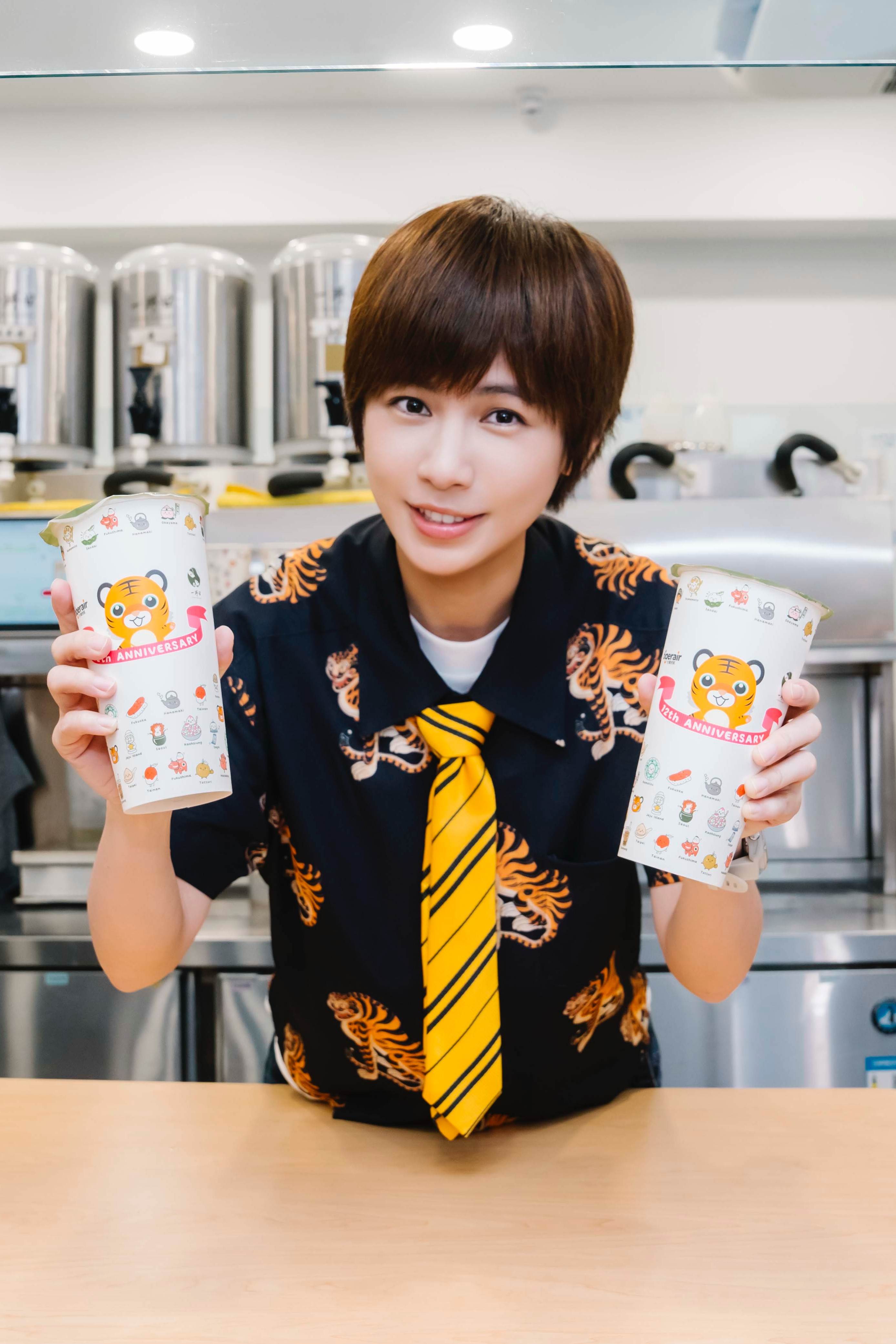 小魏魏嘉瑩擔任一日店長親自調配飲品「虎趣桃」。（圖／相信音樂提供）