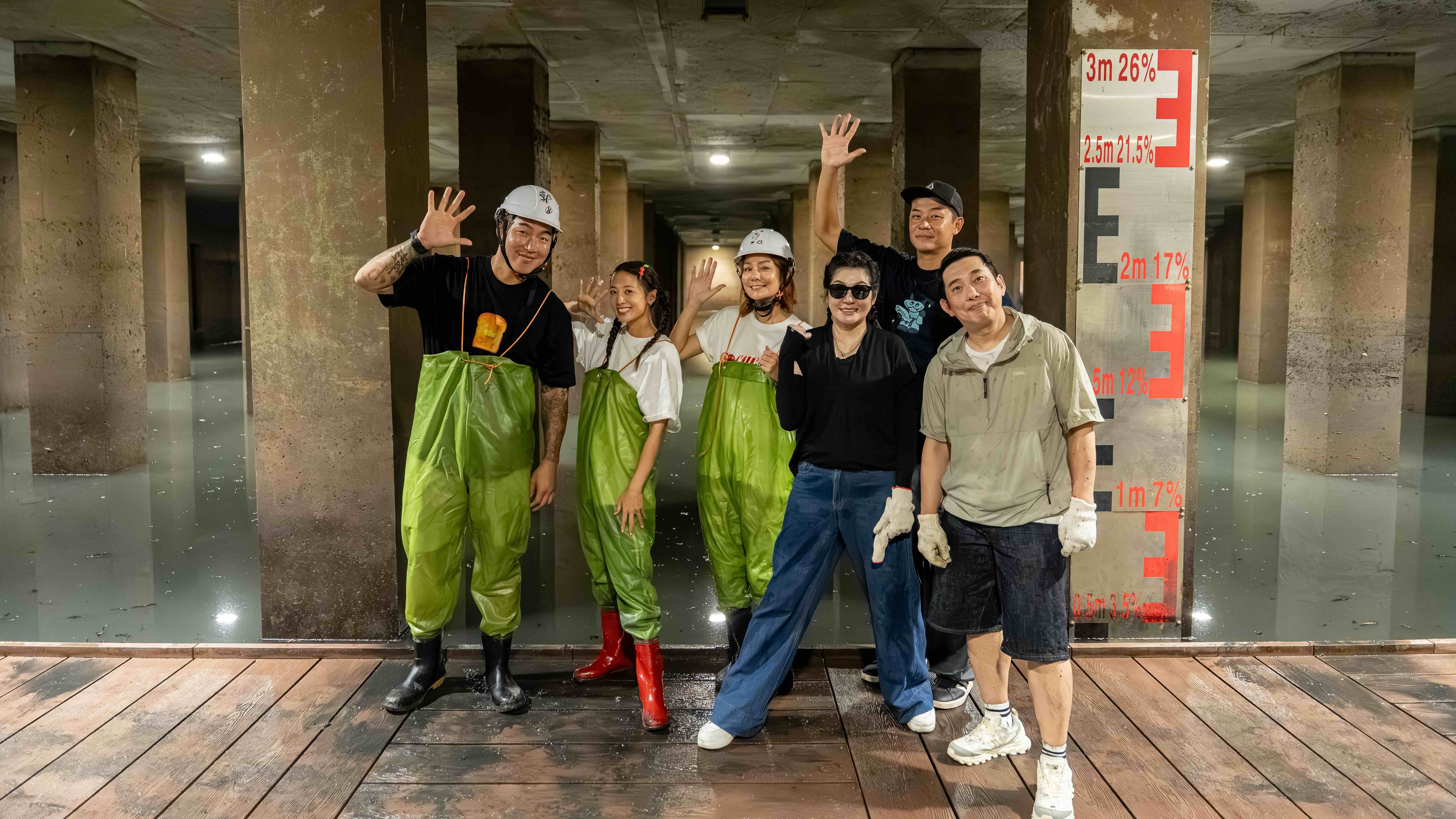 郭泓志（左起）、吳映潔、莎莎、 Vicky、姚元浩、屈中恆協助清淤。（圖／好看娛樂提供）