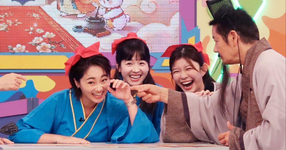 籃籃(左2)入圍「百大美女」全場歡呼害羞到臉紅。（圖／華視提供）