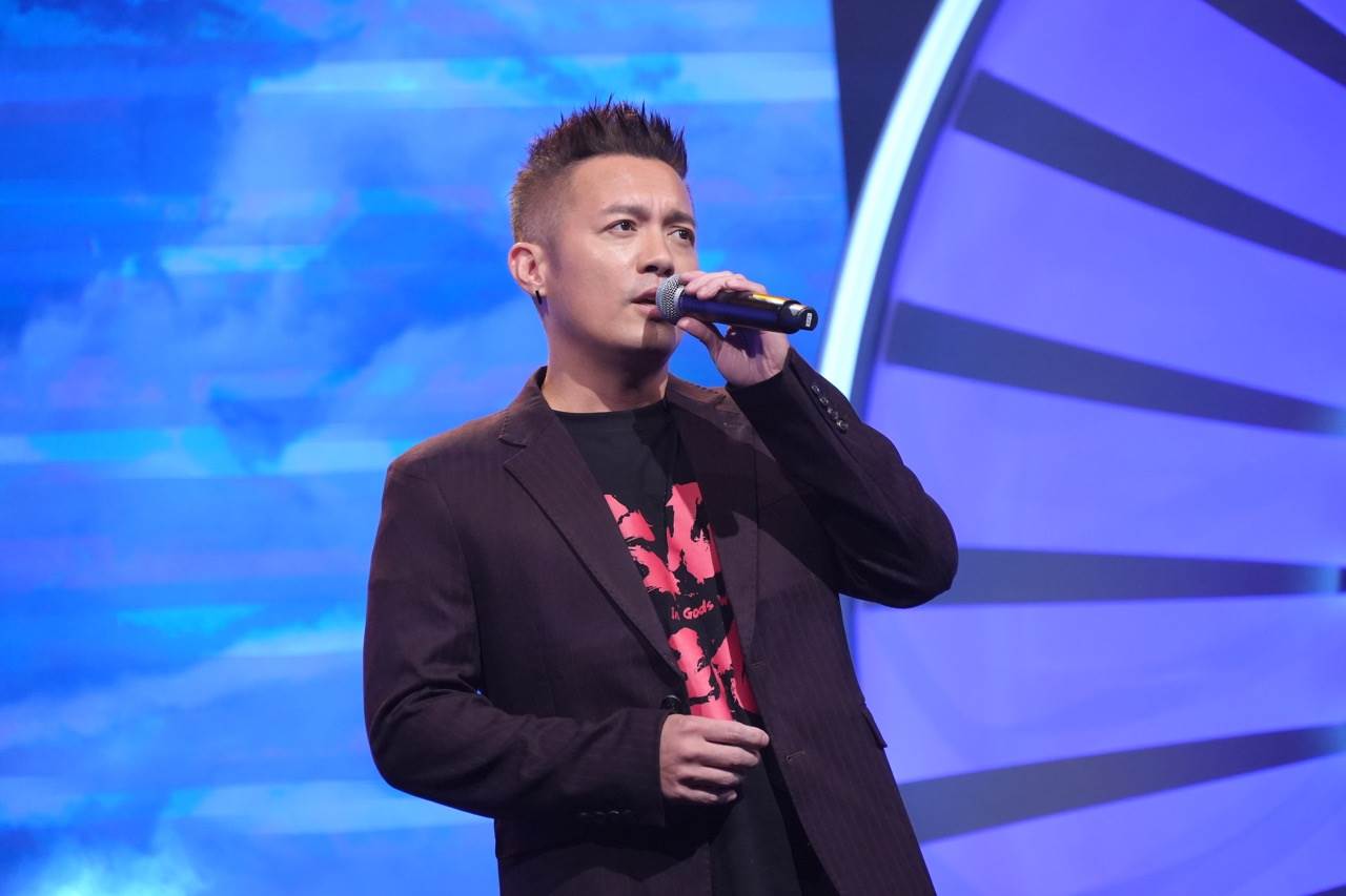 鮮少登上綜藝節目的范逸臣特別現身演唱。（圖／華視提供）