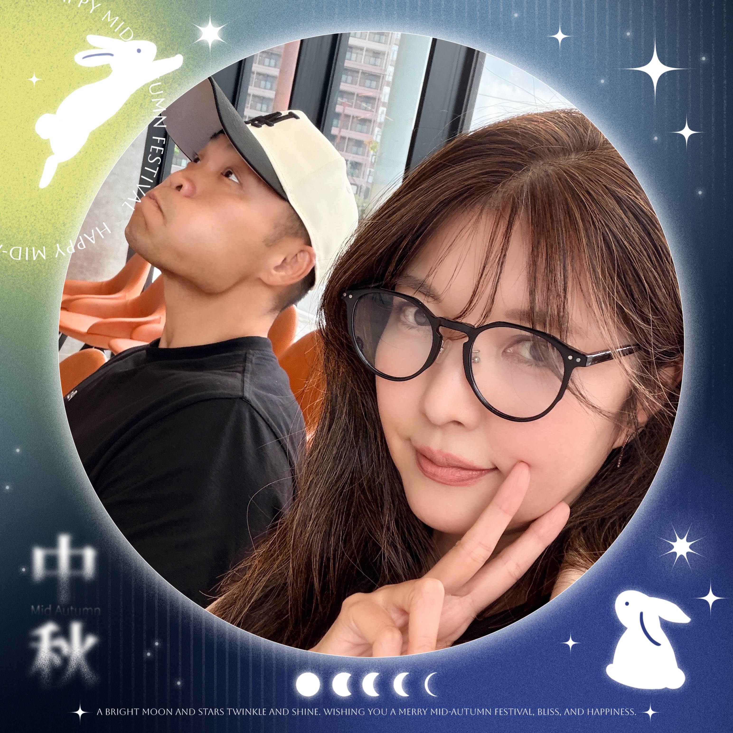 相馬茜戴著黑框眼鏡自拍，好狀態看不出已經51歲。（圖／翻攝自李玖哲 IG）