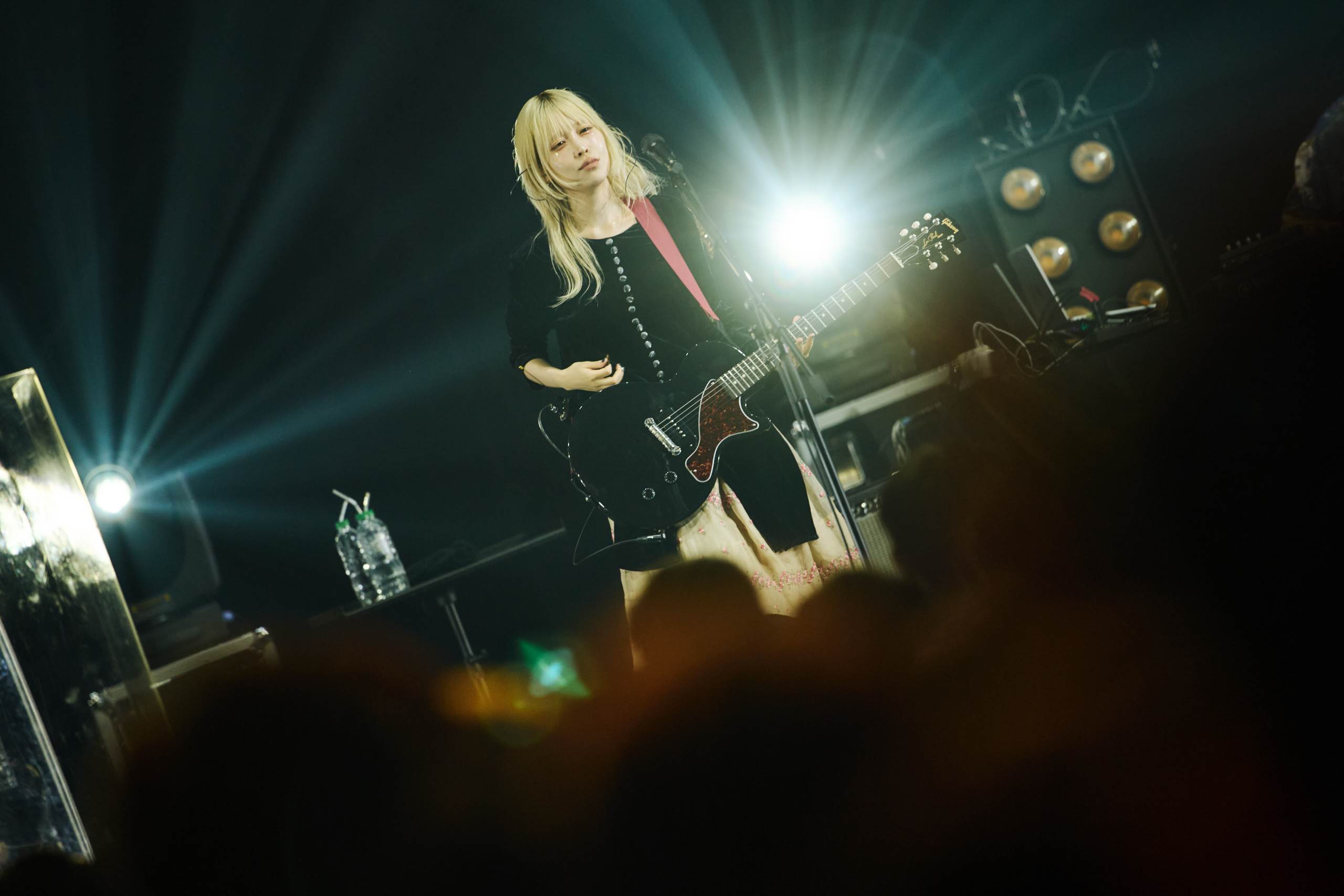 藤川千愛自彈自唱。（圖／大鴻藝術BIG ART／大福音樂HAPPY MUSIC提供）