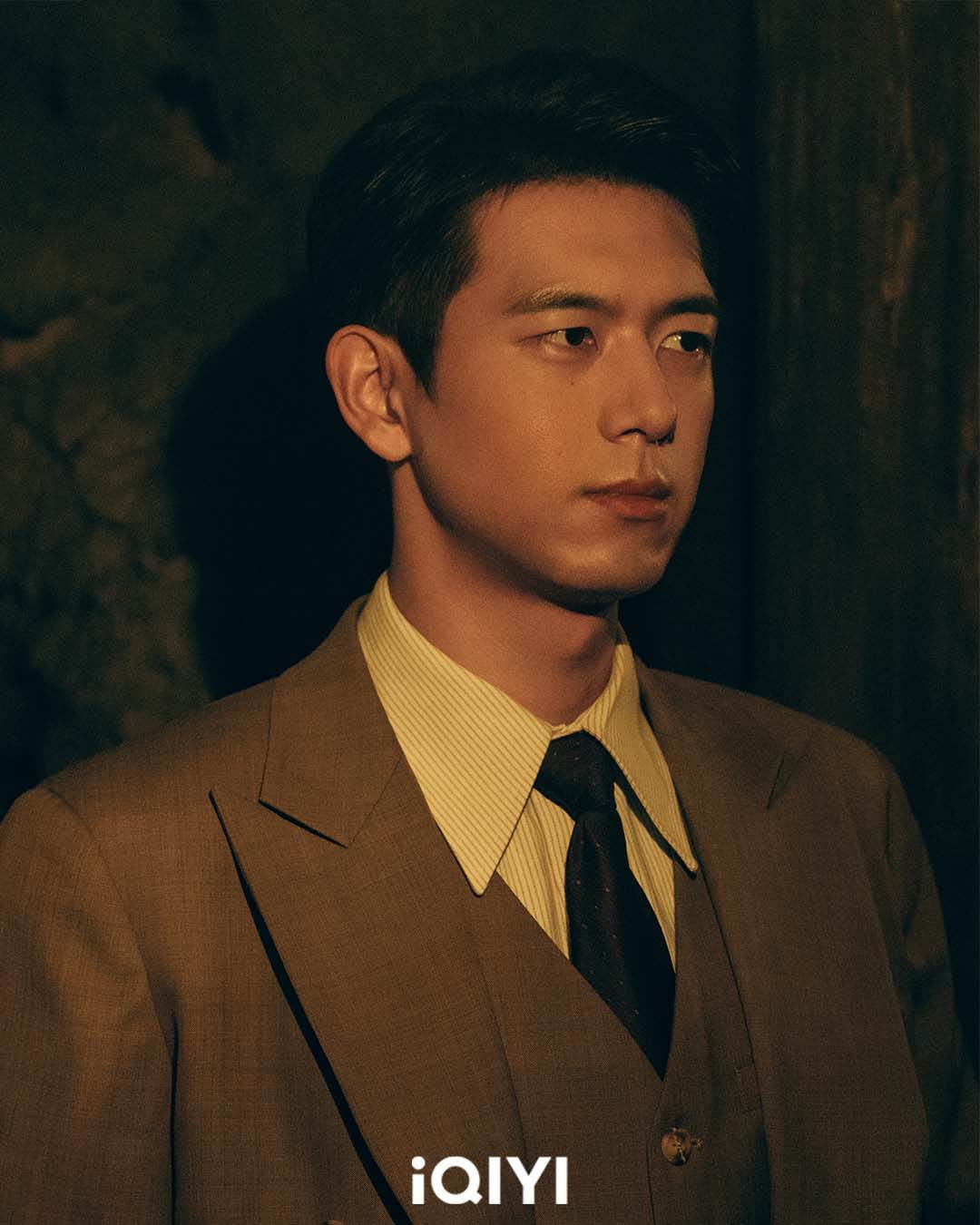 《我不是大師》李現還在劇中使用「美男計」操縱人心。（圖／iQIYI愛奇藝國際版）