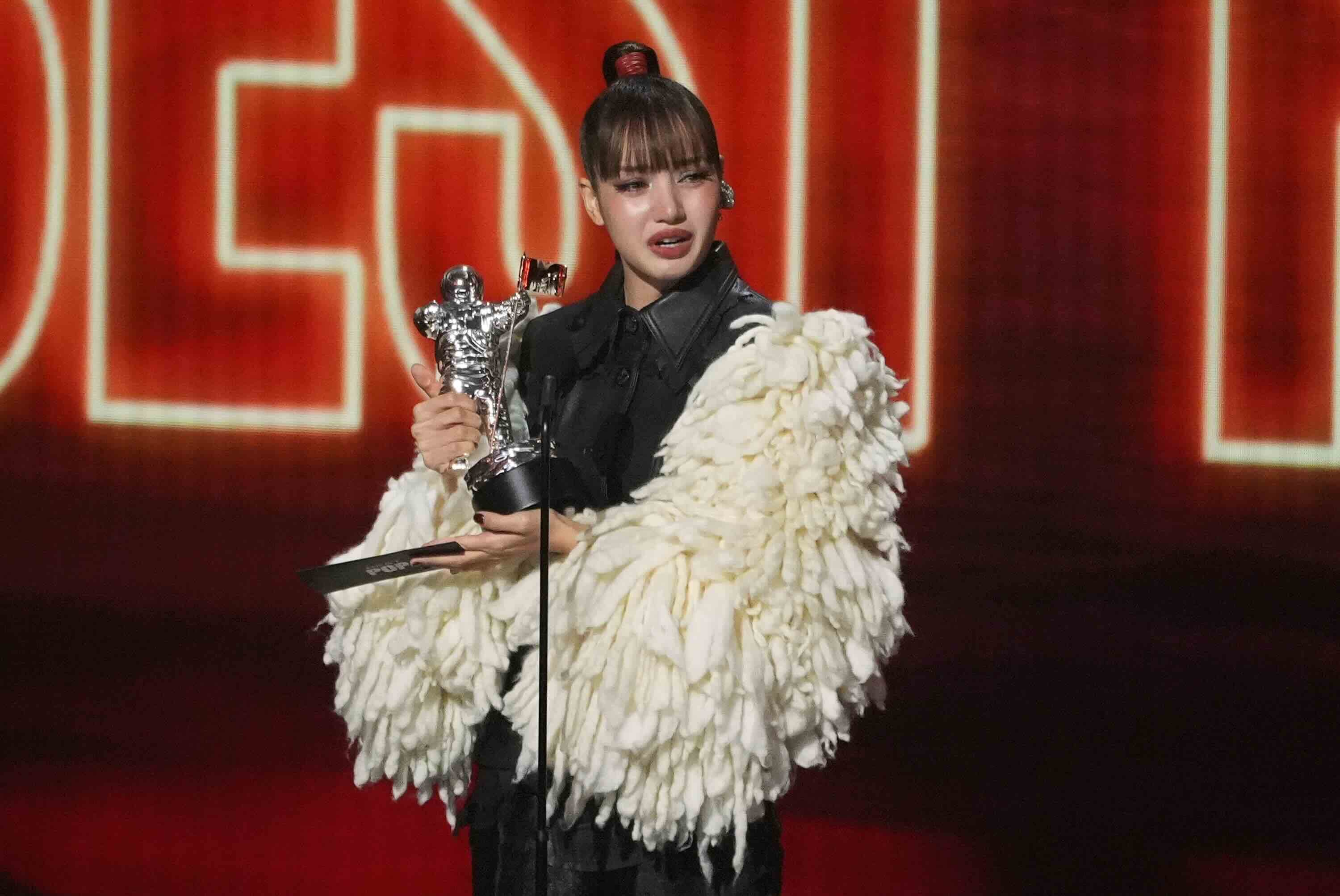 Lisa在「2026 MTV音樂錄影帶大獎」拿下最佳流行獎，激動落淚表達感言。（圖／美聯社／達志影像）