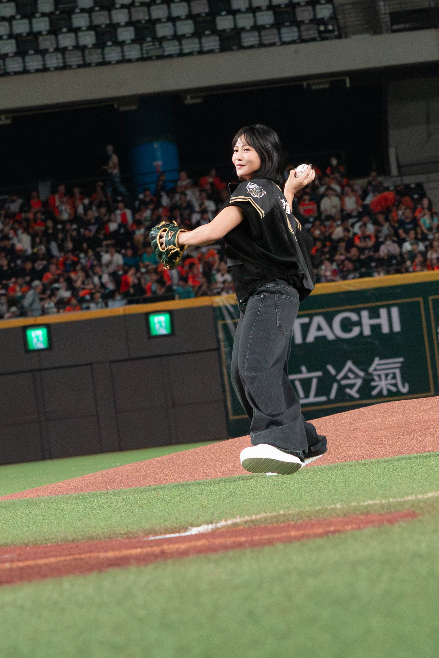 梁文音受邀開球。（圖／環球音樂提供）