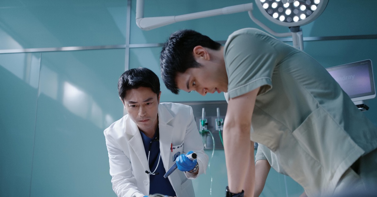 霍建華飾演央大醫院急診醫學部副主任周承俊。（圖／Netflix）