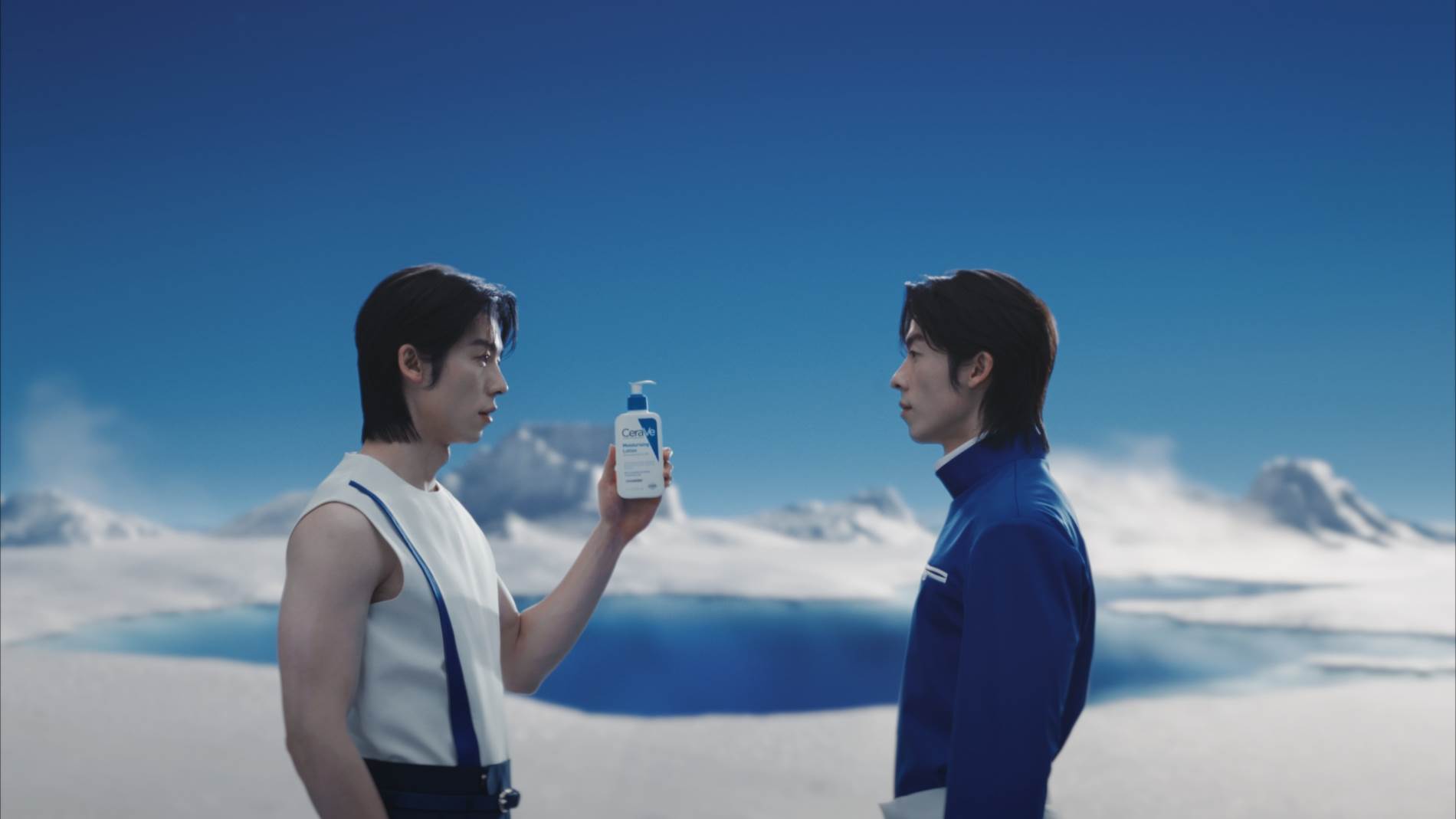 許光漢化身「CeraVe Man」以充滿未來感的嶄新造型亮相，搭配彷彿置身電影《沙丘》般的沉浸式布景裡。（圖／CeraVe適樂膚）
