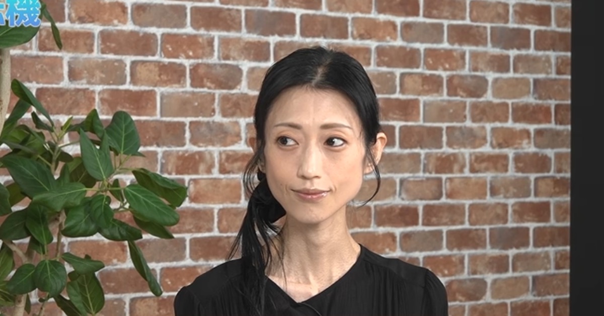 45歲壇蜜久違露面，消瘦近況引發外界關注。（圖／翻攝自Youtube「ReHacQ−リハック−【公式】」）