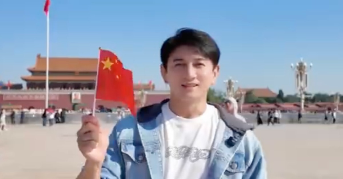 吳奇隆1日到北京天安門揮舞中國國旗慶祝國慶。（圖／翻攝自微博）