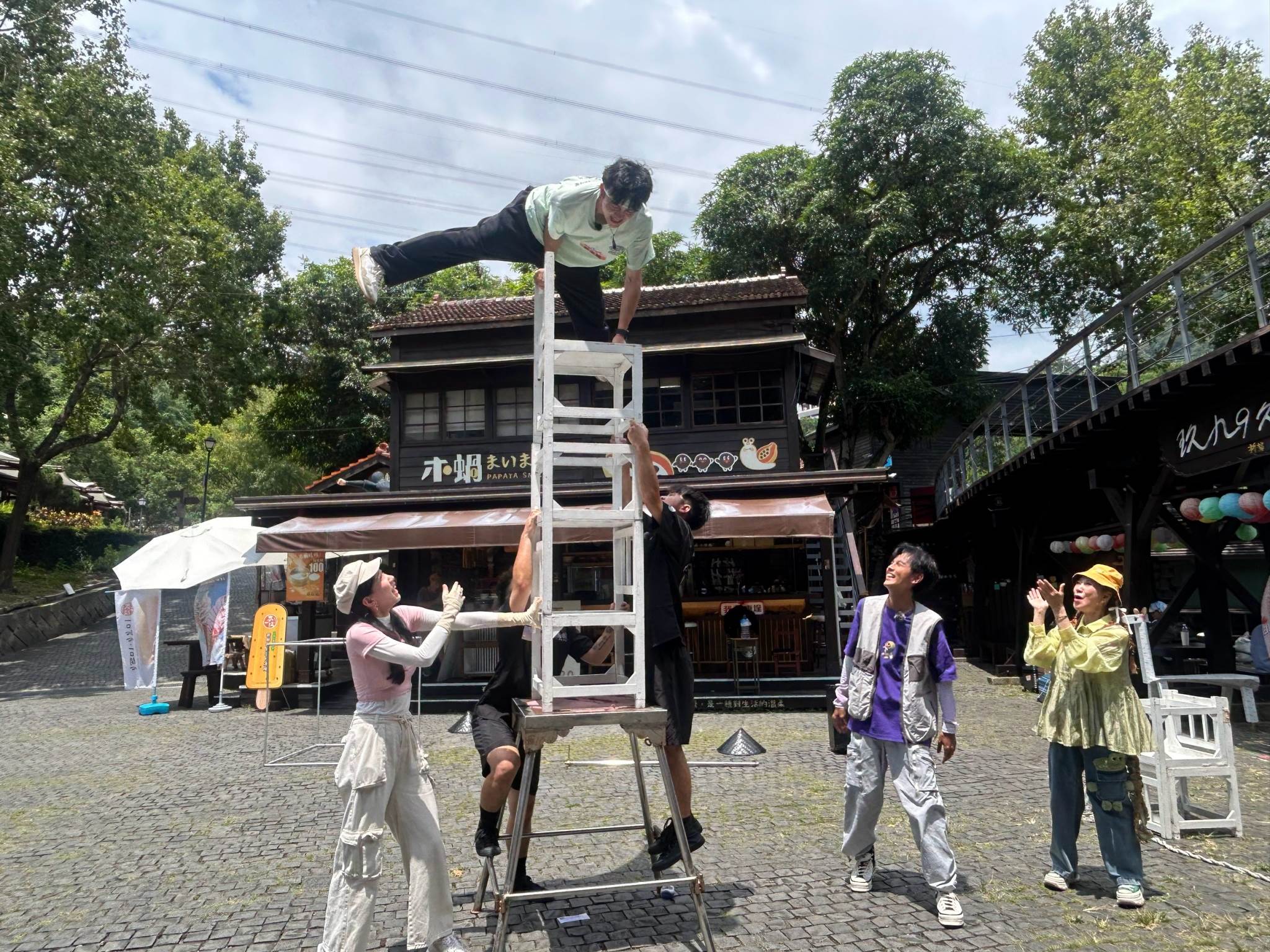 郭忠祐挑戰高空疊椅特技。（圖／民視提供）