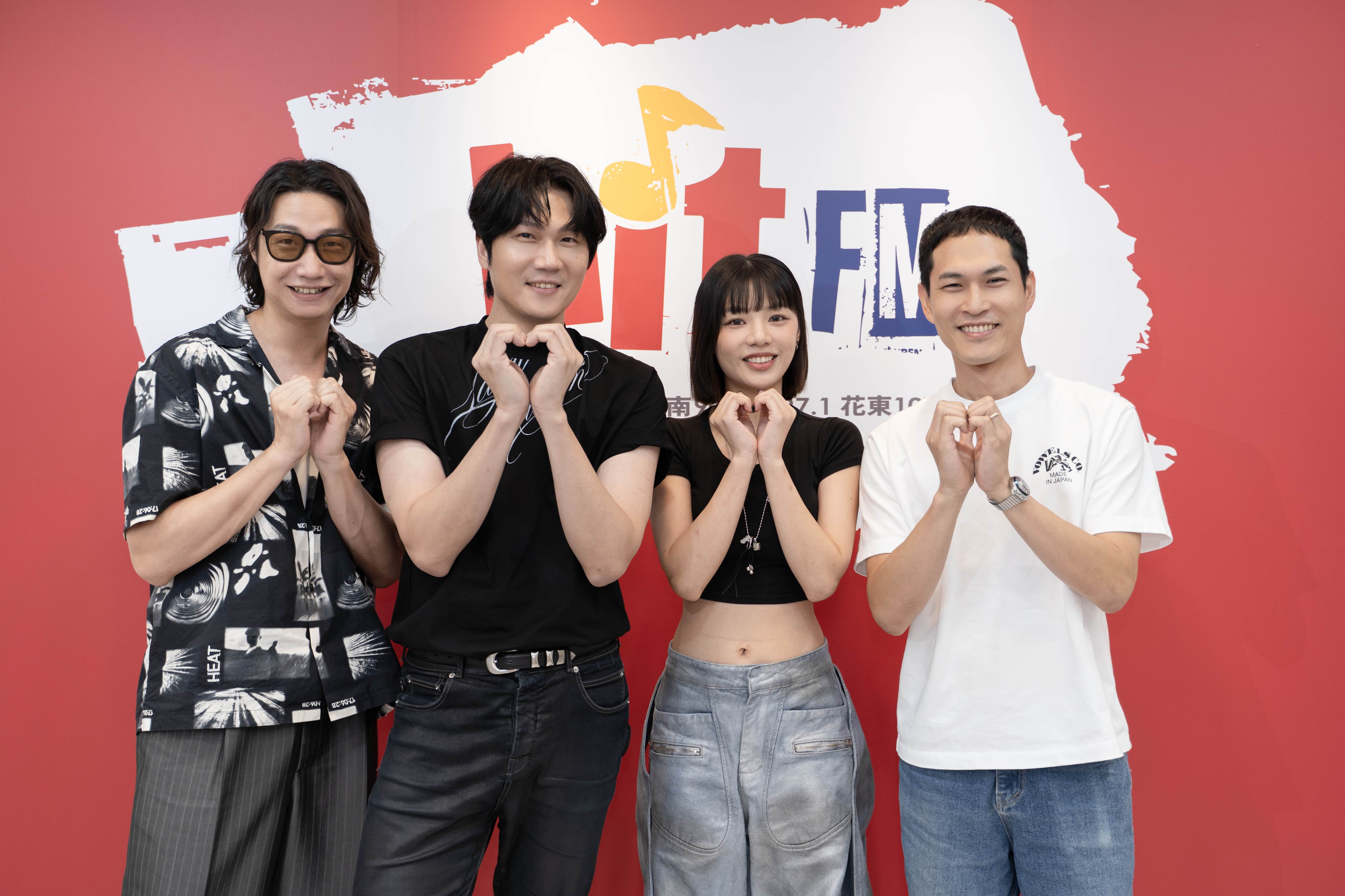 宇宙人日前作客「OH YA DJ」木木（右2）節目暢聊新專輯《Dear You》。（圖／Hit Fm聯播網提供）