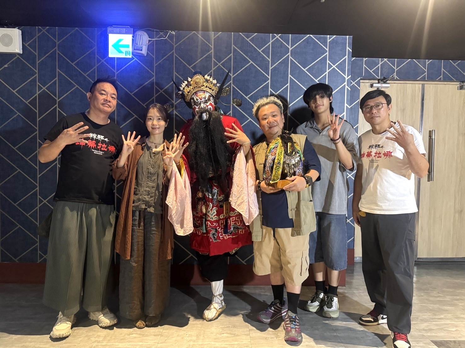 鍾馗法師陳貫豪出席映前映後為大家祈福，監製鄒介中中（左起）、許安植、鍾馗法師陳貫豪、劉國劭、胡語恆、導演廖士涵。（圖／華影國際）