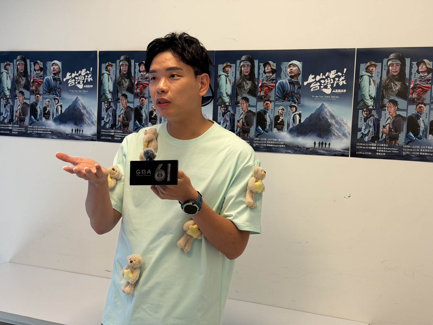 八弟分享金鐘造型。（圖／三立提供）