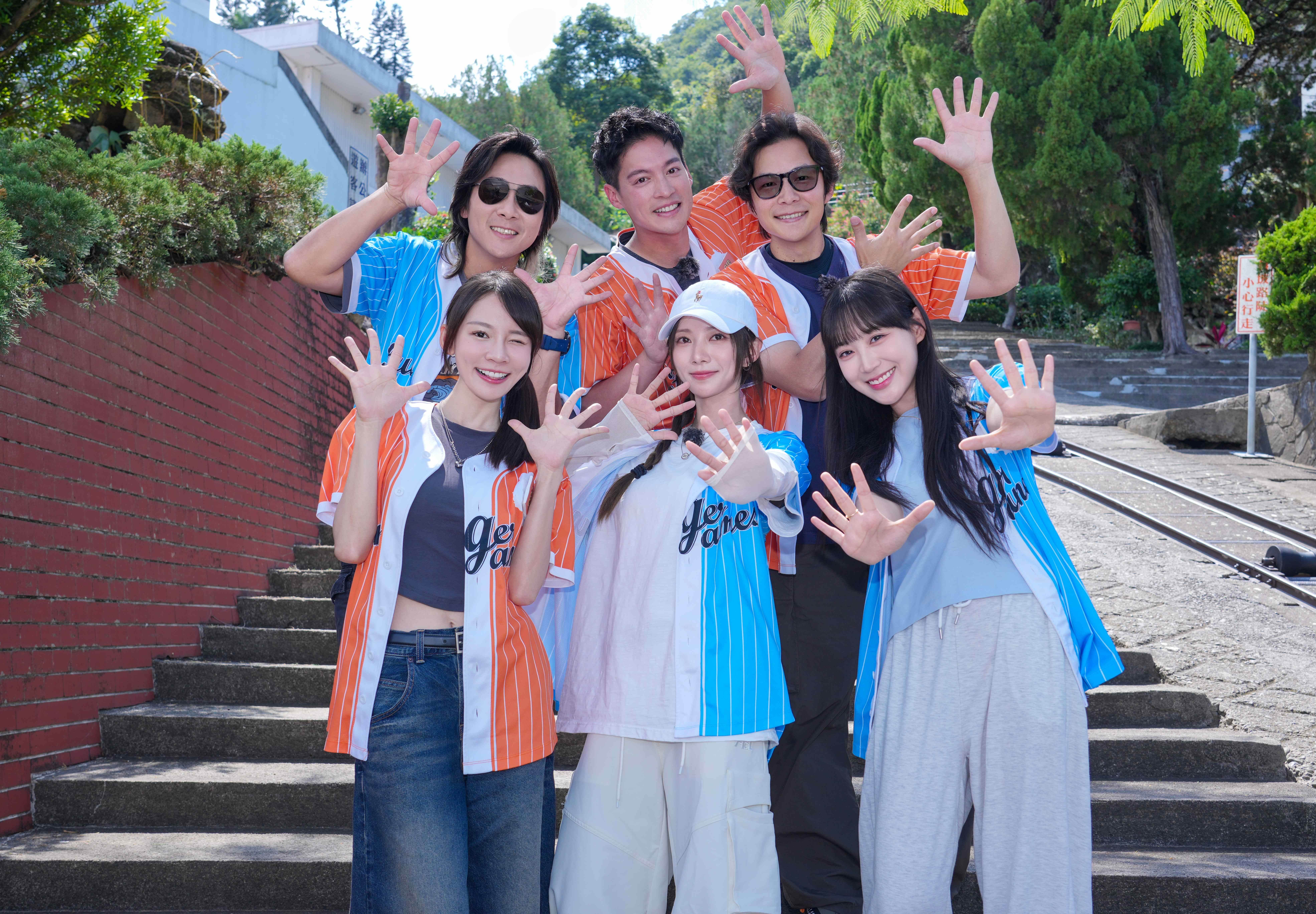 王仁甫（左上）透露仍與峮峮保持聯繫。（圖／中視提供）