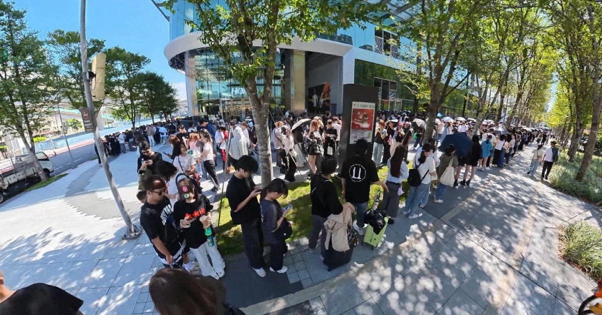 為了搶購20周年限定的周邊商品，松菸快閃店外早就湧入上千人排隊，甚至有粉絲下班後根本沒睡就直接在戶外徹夜卡位。（圖／東森新聞）