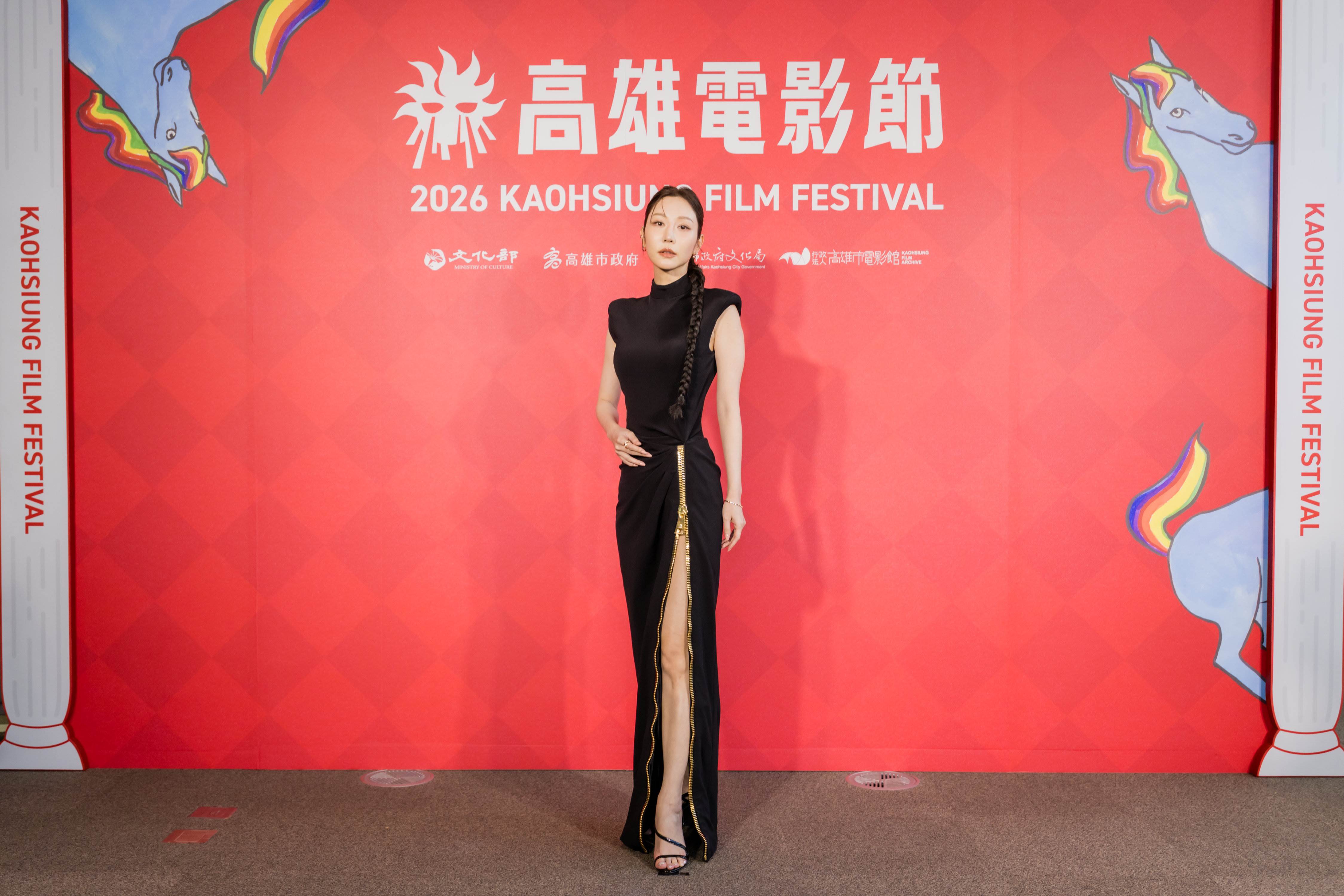 曾莞婷穿著黑色旗袍亮相，開高岔辣秀美腿。（圖／高雄電影節）