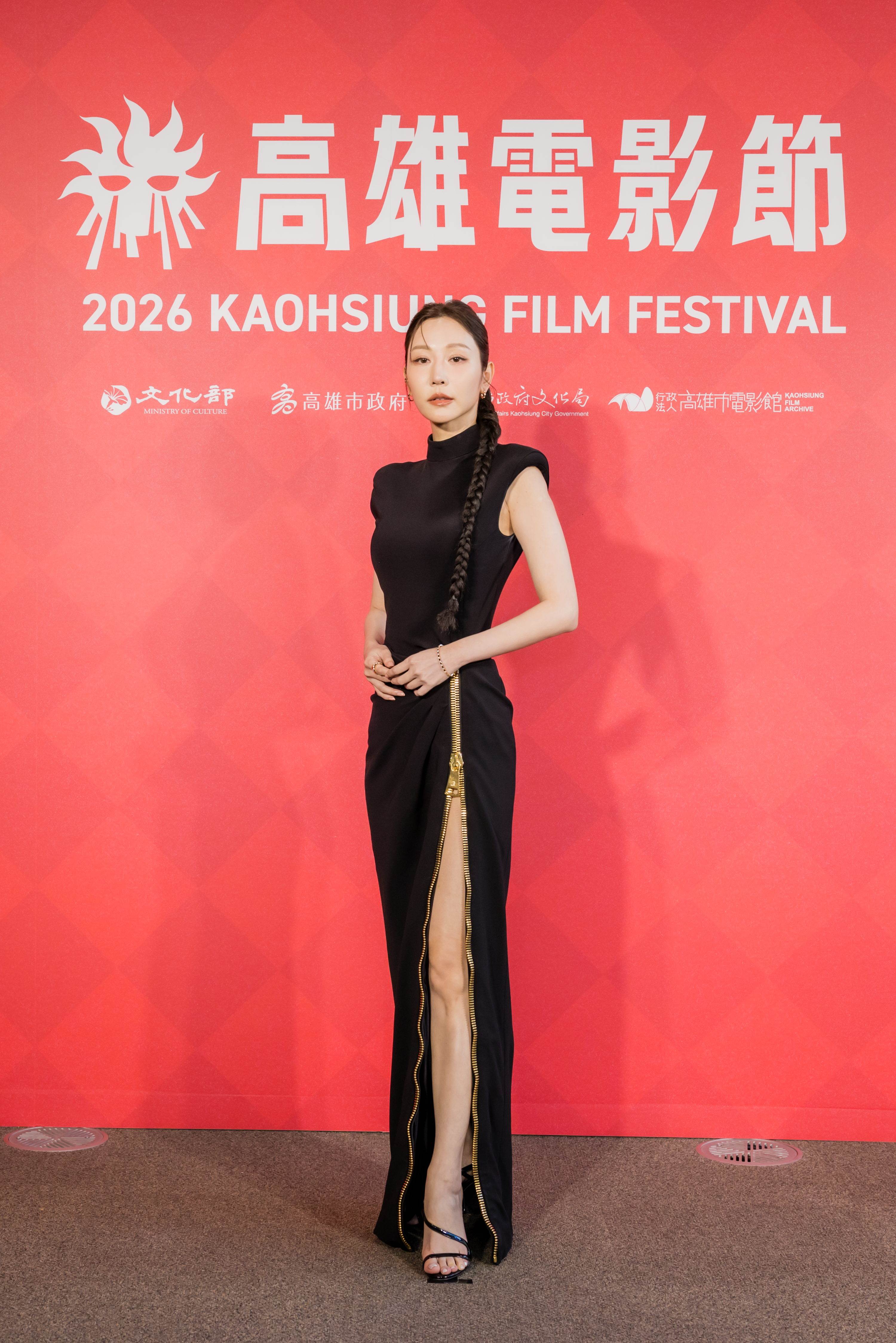曾莞婷穿著黑色旗袍亮相,開高岔辣秀美腿。(圖/高雄電影節)