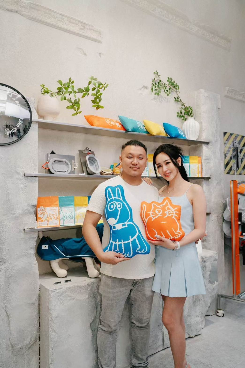 導演王鼎霖(左)與妻子丁巧唯共同創立的寵物品牌帕奇特小屋 。(圖/帕奇特小屋)