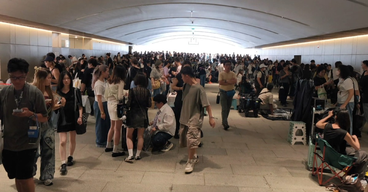 大批粉絲下午就到現場交換應援小物。（圖／東森新聞）