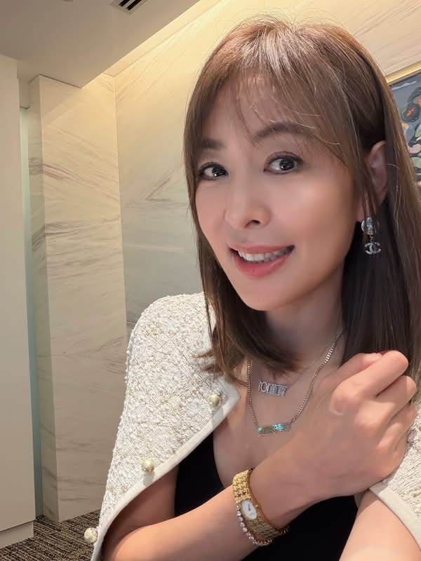 賈永婕曬出精品穿搭。（圖／翻攝自賈永婕臉書）