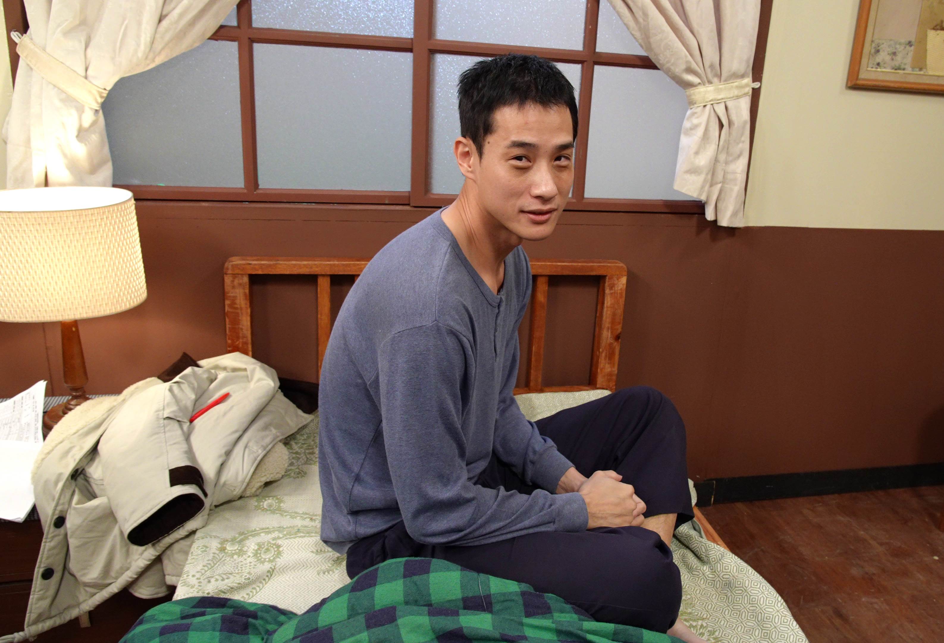 盧彥澤自嘲黑眼圈的妝像極了照顧小孩一晚的父親。（圖／台視）