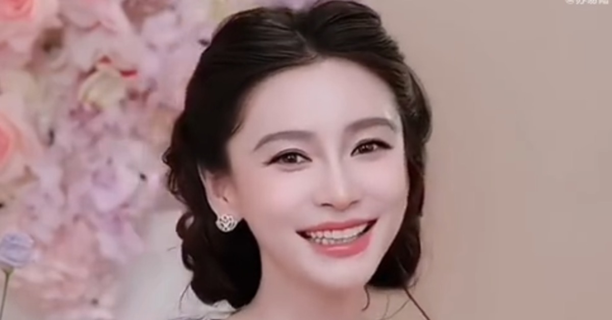 中國女星Angelababy楊穎近日現身直播，因笑起來時眼周細紋遭網友批評顯老。（圖／翻攝自微博@蘇易陸）