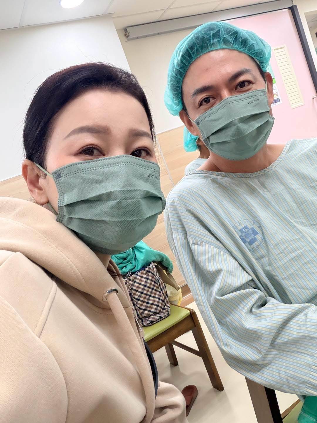 陳隨意老婆謝宜君陪伴他到醫院開刀。（圖／翻攝自謝宜君臉書）