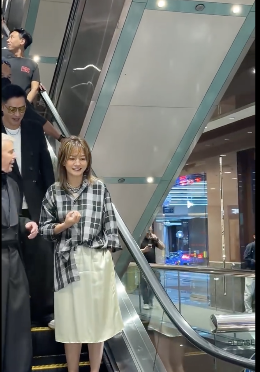 趙薇罕見現身新加坡。（圖／翻攝自微博）