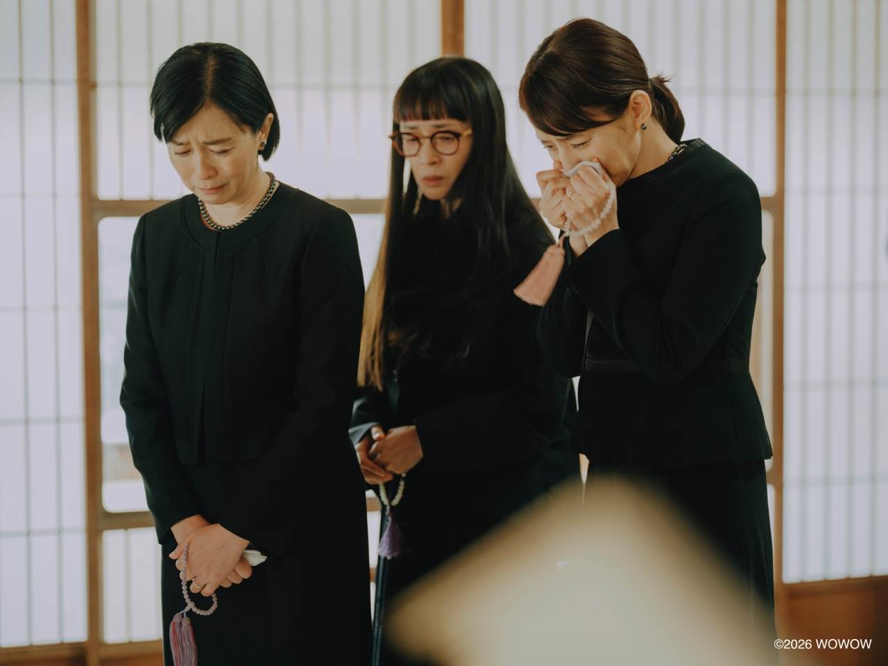 《MY SWEET HOME》集結仲村亨（左前起）、石田百合子、椎名桔平、中嶋朋子、三宅健（左後起）、坂井真紀，三對夫妻重新配對，體驗另一段婚姻日常。（圖／Hami Video提供）