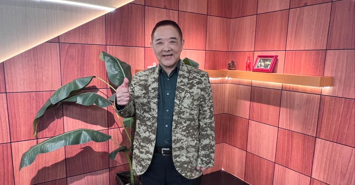 藝人小亮哥長年受老花和白內障所苦，已近10年不敢開車。（圖／年代提供）