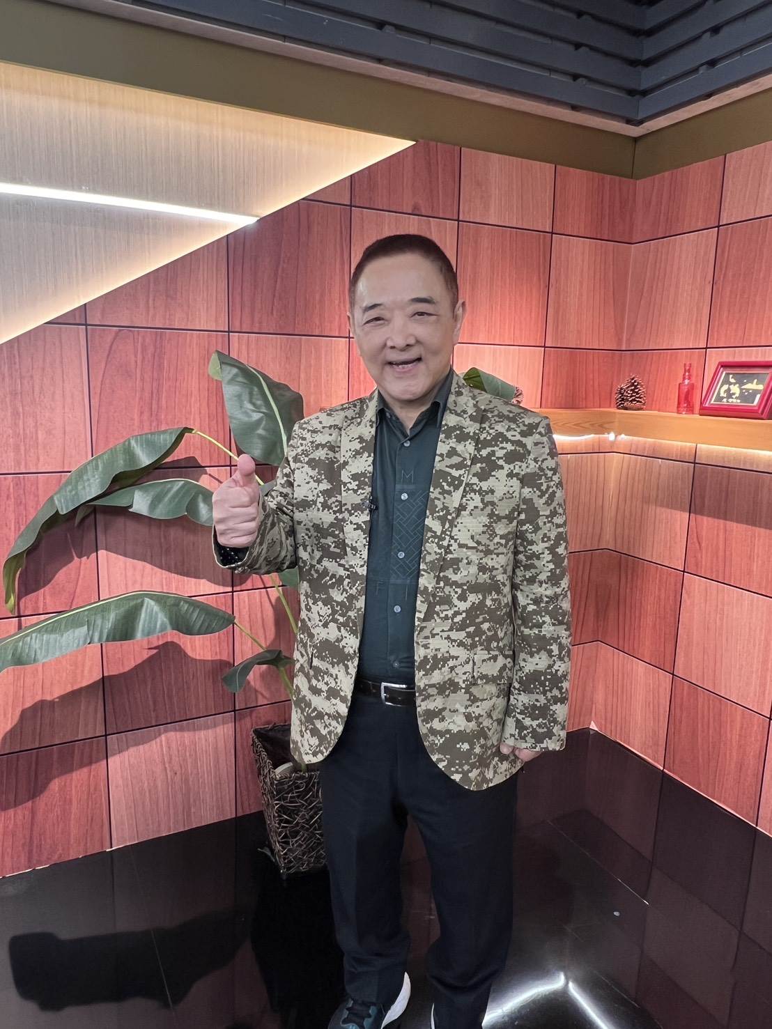 小亮哥自曝追劇到深夜肚子餓，會在泡麵中加入牛肉乾補充蛋白質。（圖／年代提供）