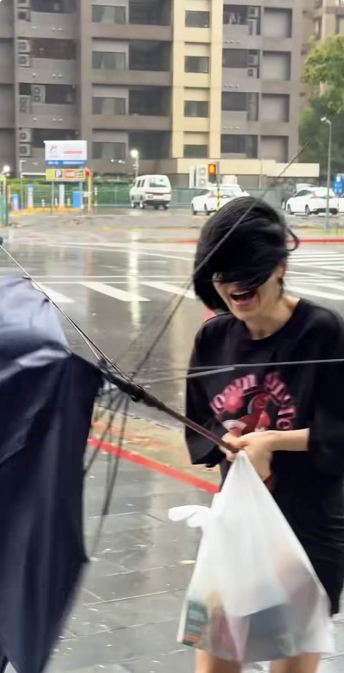 DJ SODA被強風吹到雨傘炸開。（圖／翻攝自DJ SODA IG）