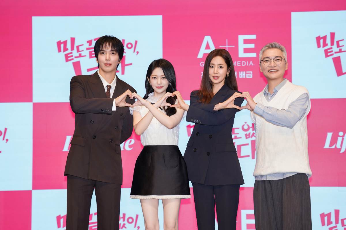 鄭容和（左起）、洪承希、韓彩雅、趙在允演出的新劇歷經4年終於上線。（圖／愛奇藝國際版提供）