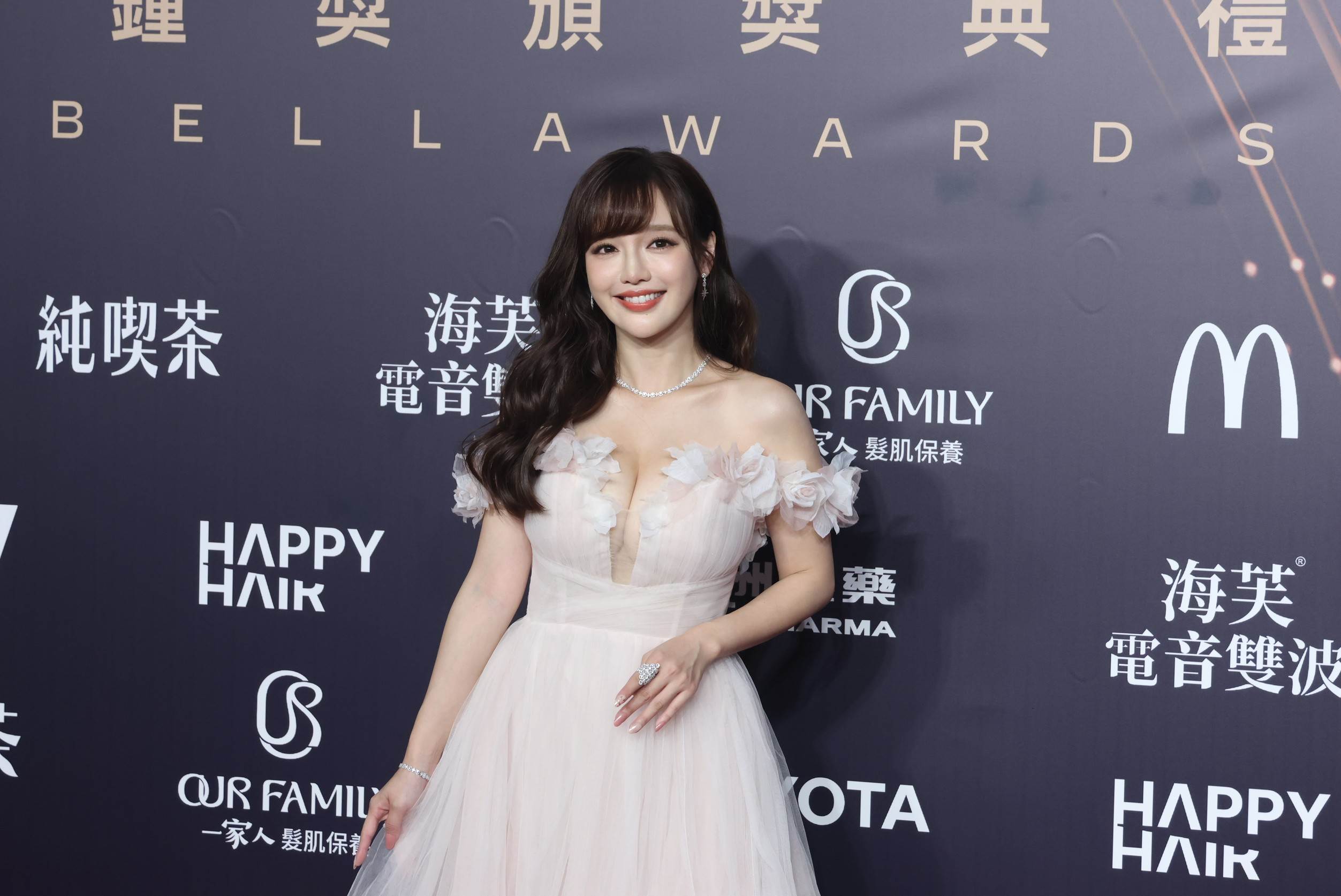 丘涵以淺粉色長禮服亮相，胸前的立體花朵裝飾增添甜美氣息。（圖／東森娛樂）