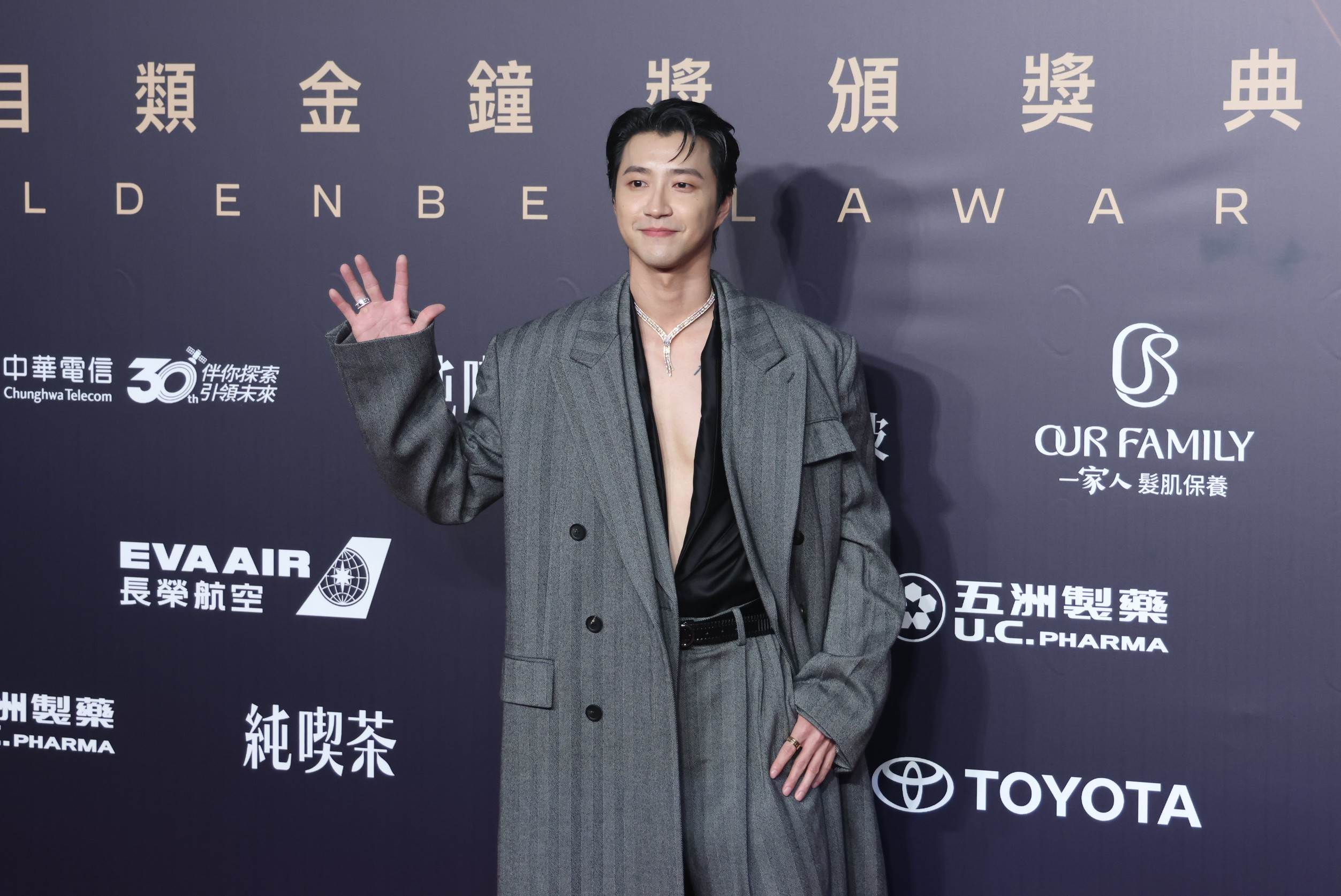 江宏傑身穿Ferragamo人字紋羊毛大衣，外搭雙排釦西裝外套與剪裁俐落的長褲，以層次穿搭展現成熟氣場。（圖／東森娛樂）