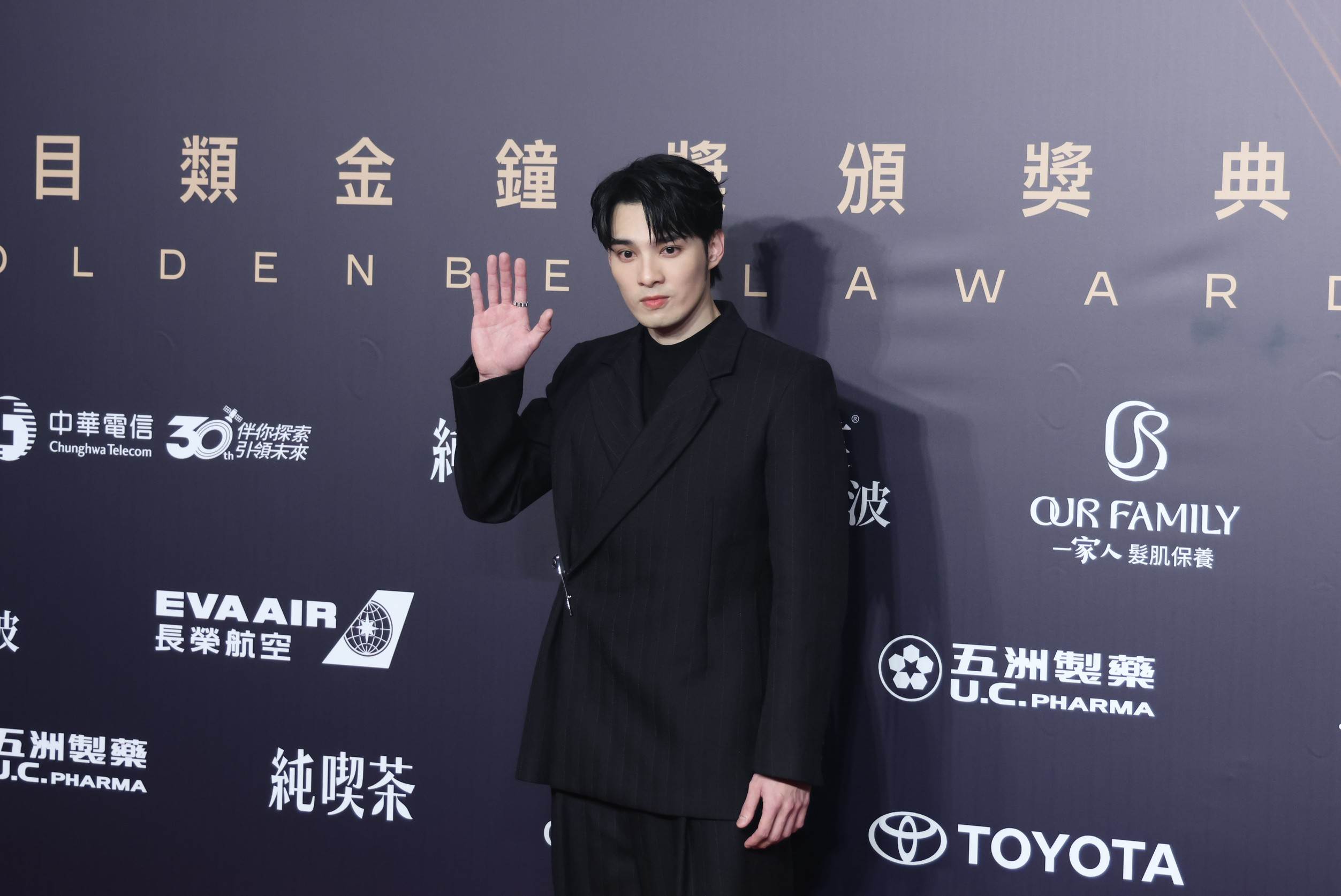 黃偉晉與潘君侖、本本一同亮相紅毯。三人不約而同選擇黑色系服裝，以俐落西裝及優雅禮服打造一致性十足的視覺效果。（圖／東森娛樂）